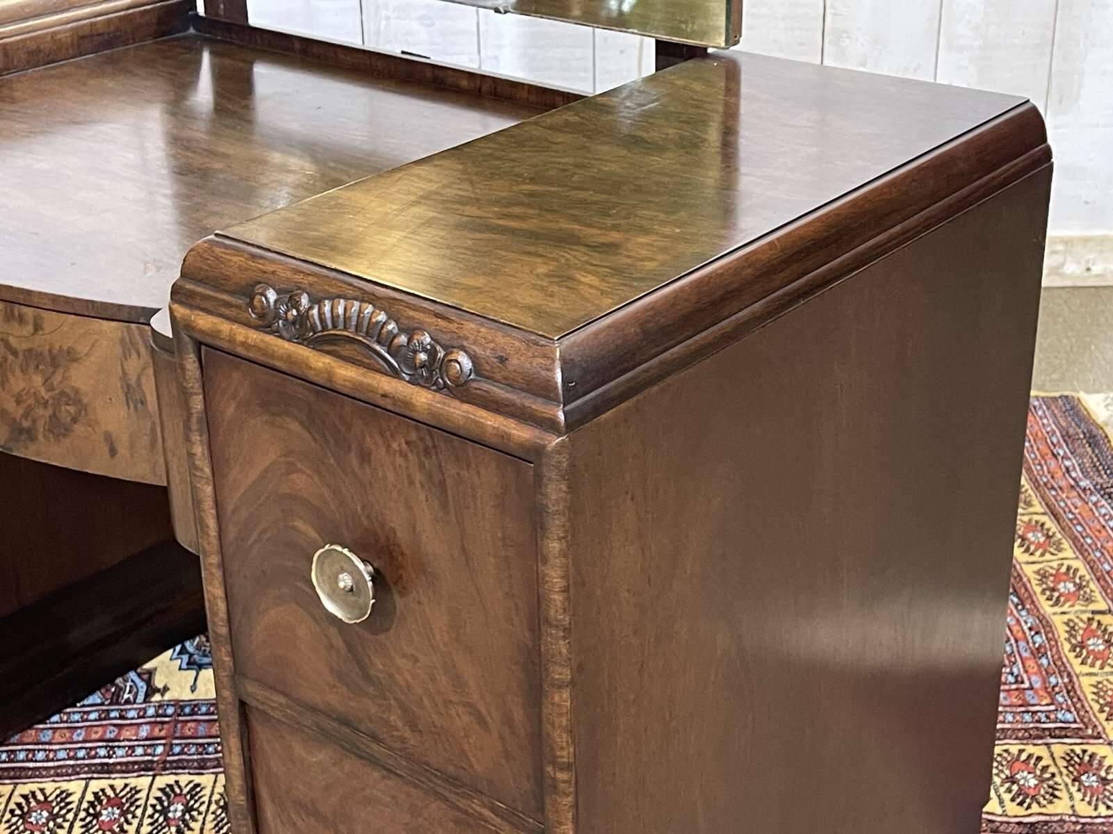 Art Deco English hairdresser in walnut from the 1930s.