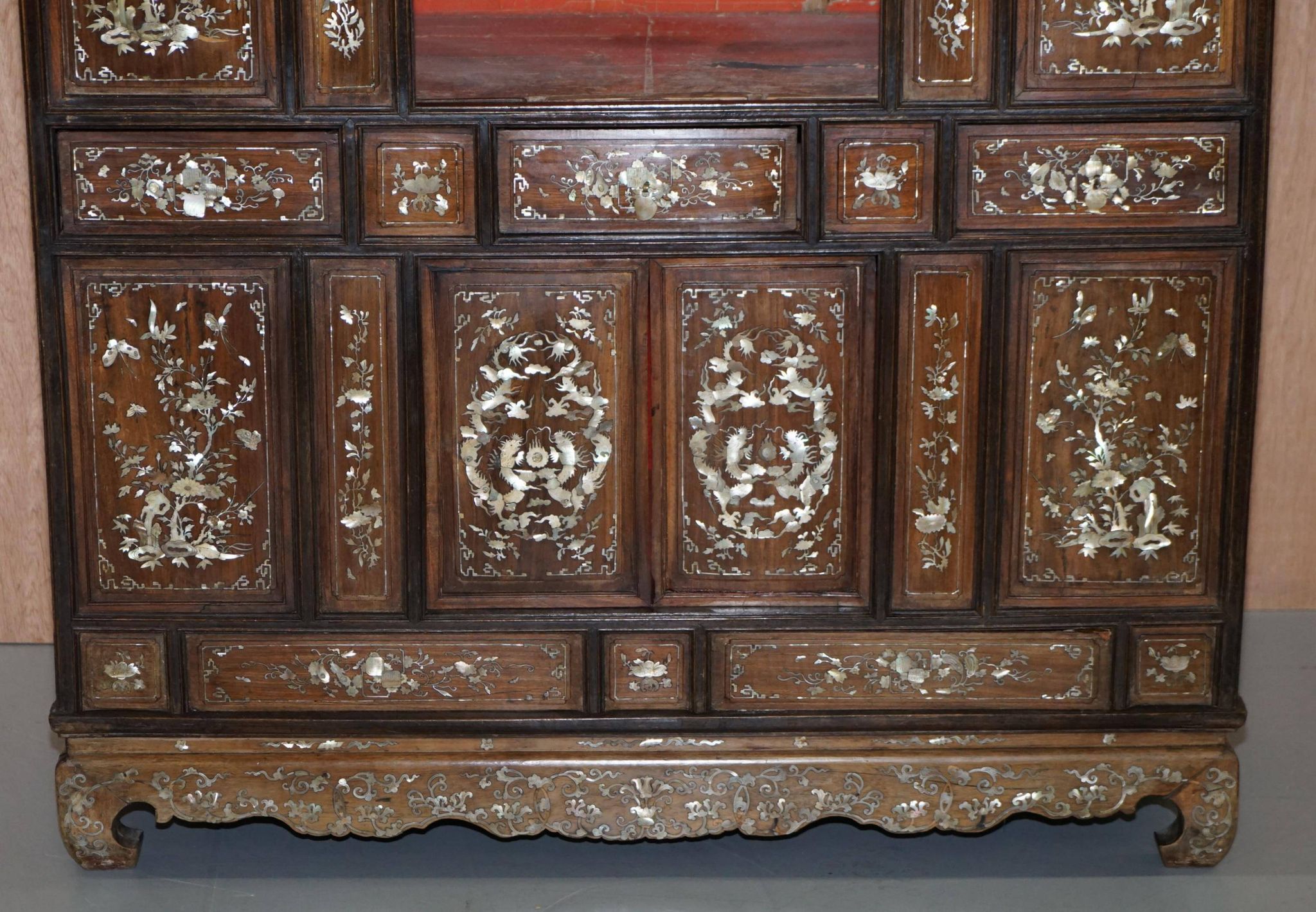 19th-century Chinese cabinet inlaid with mother-of-pearl