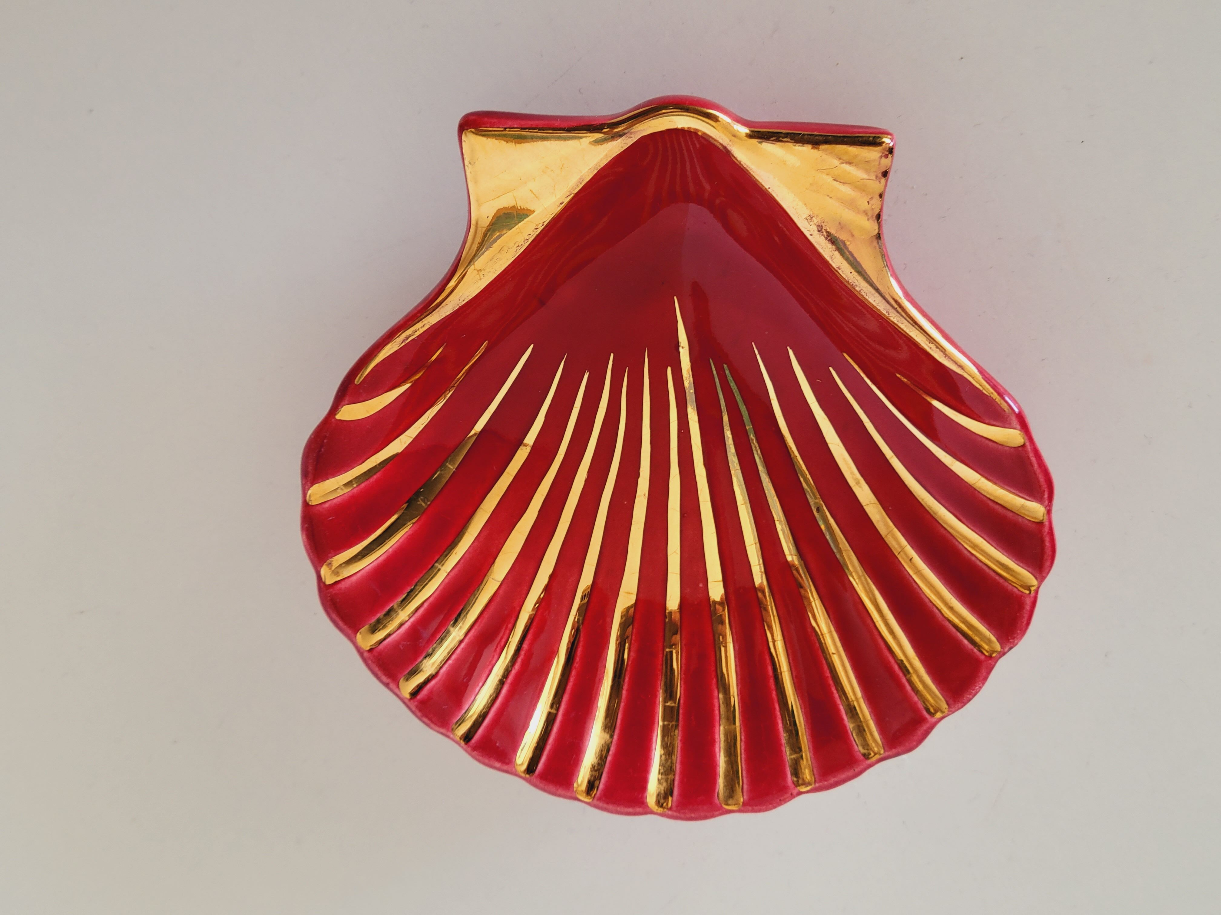 Proceram Aubagne service in red and gilded ceramic shell St Jacques 1950
