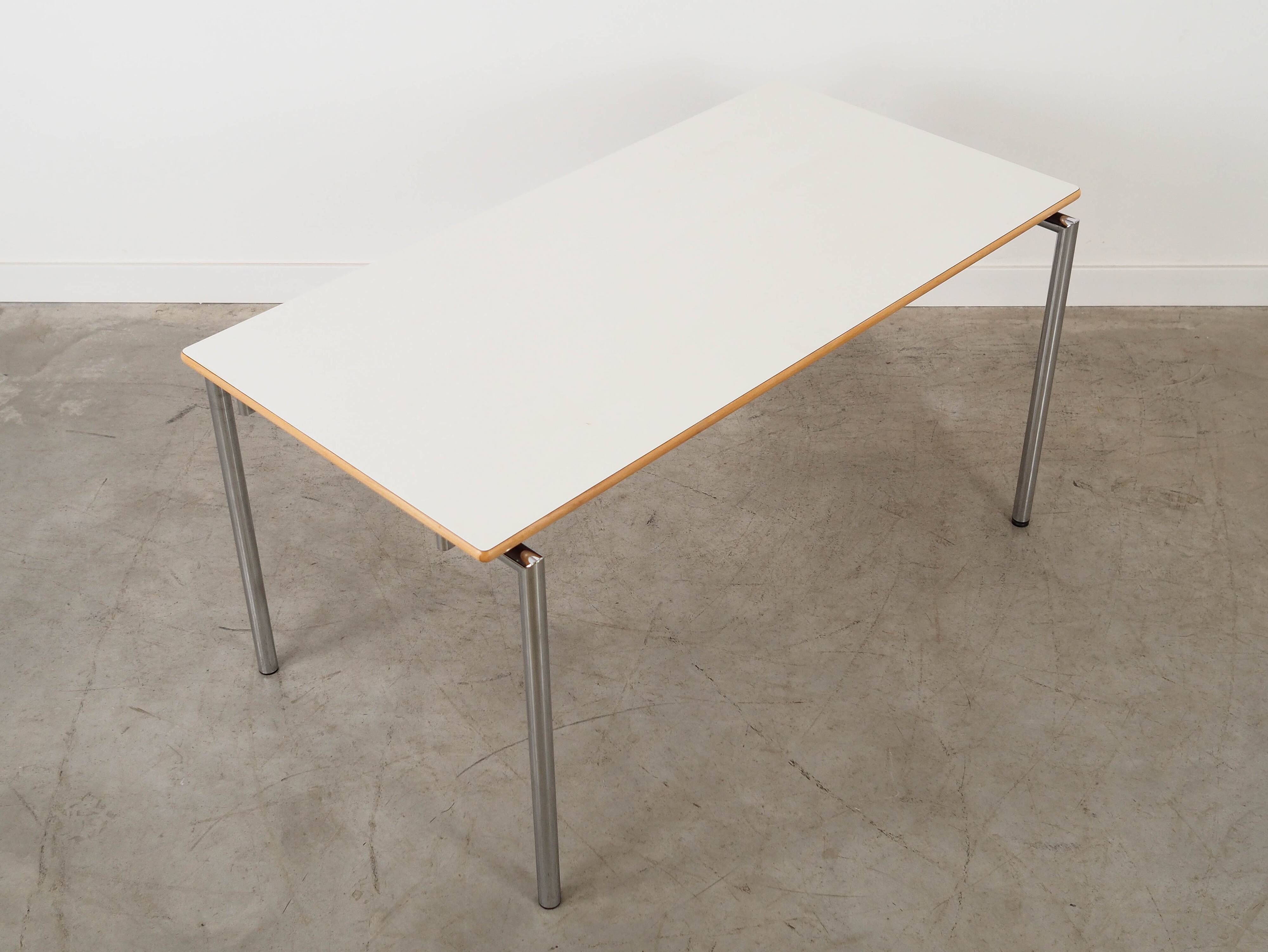 Table laminée, design danois, 2000, fabriquée par Randers Møbelfabrik