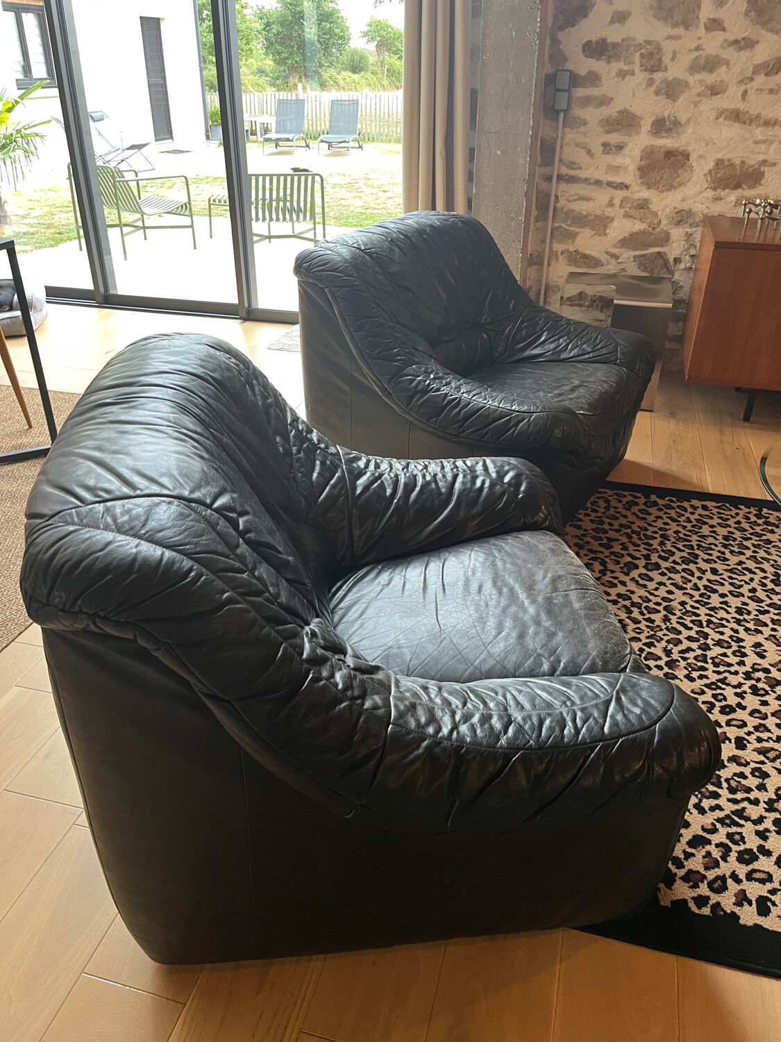 Pair of black leather armchairs from the 80s