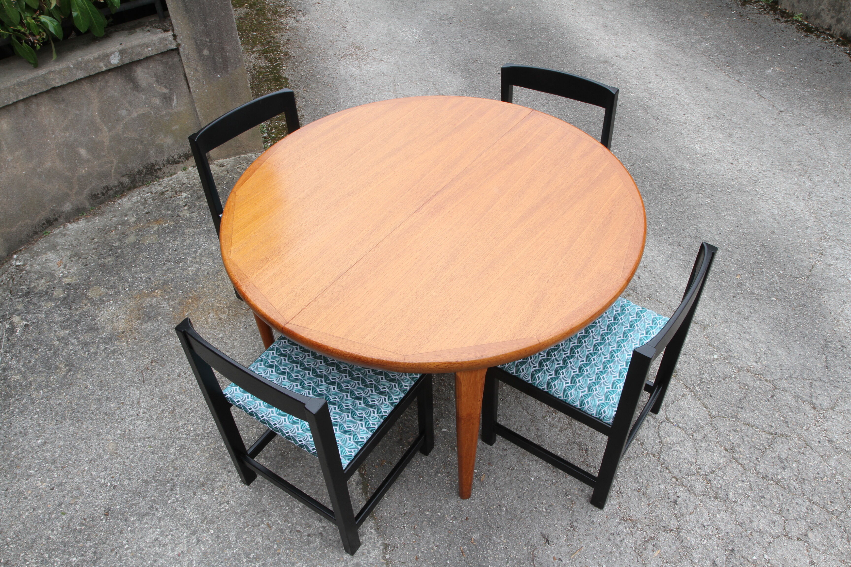 Danish teak extendable round table of the years 60