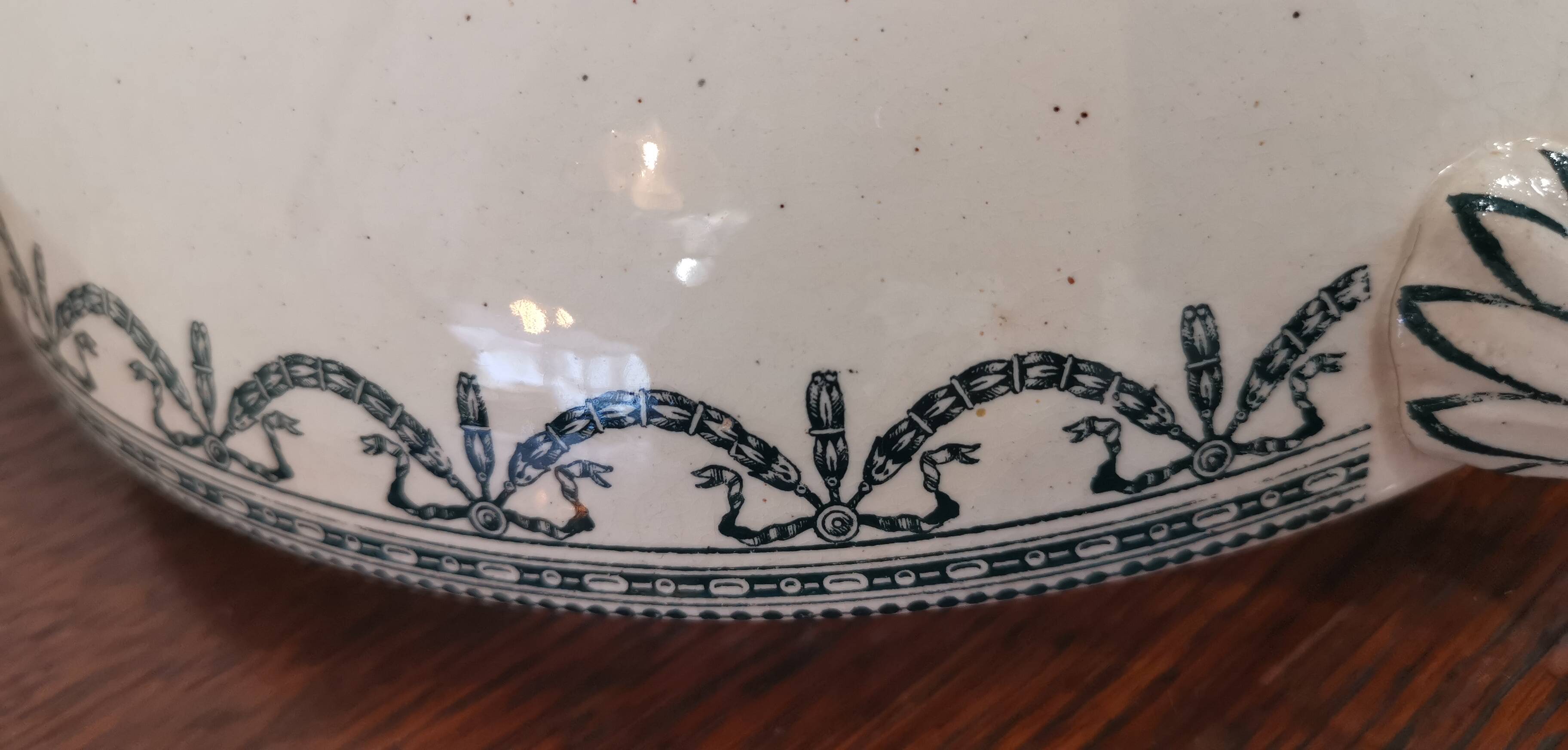 Iron earth tureen ec Salins, Louis XVI garlands