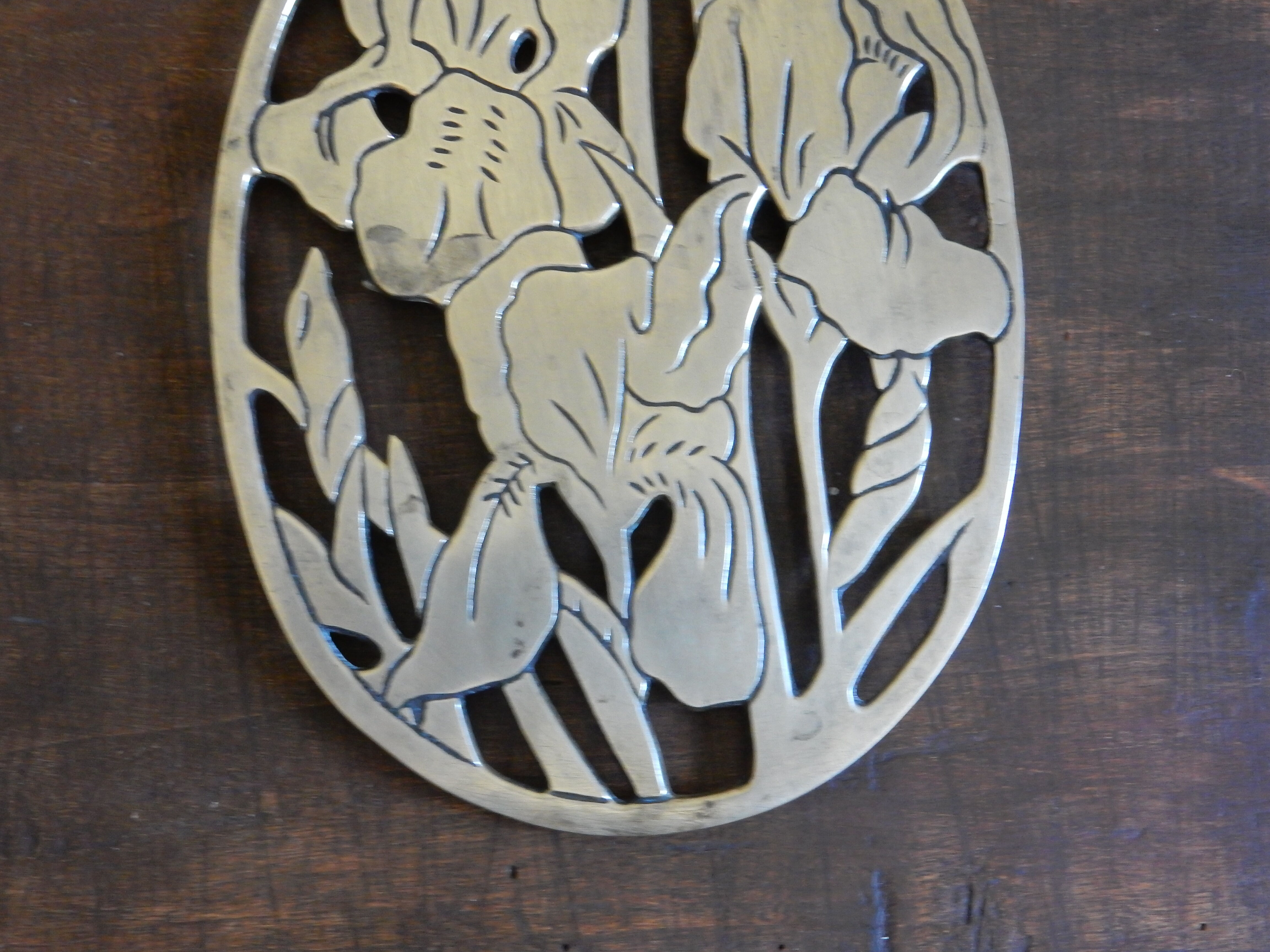 Dessous de plat en laiton cuivre jaune France années 20 / Art Nouveau / Iris