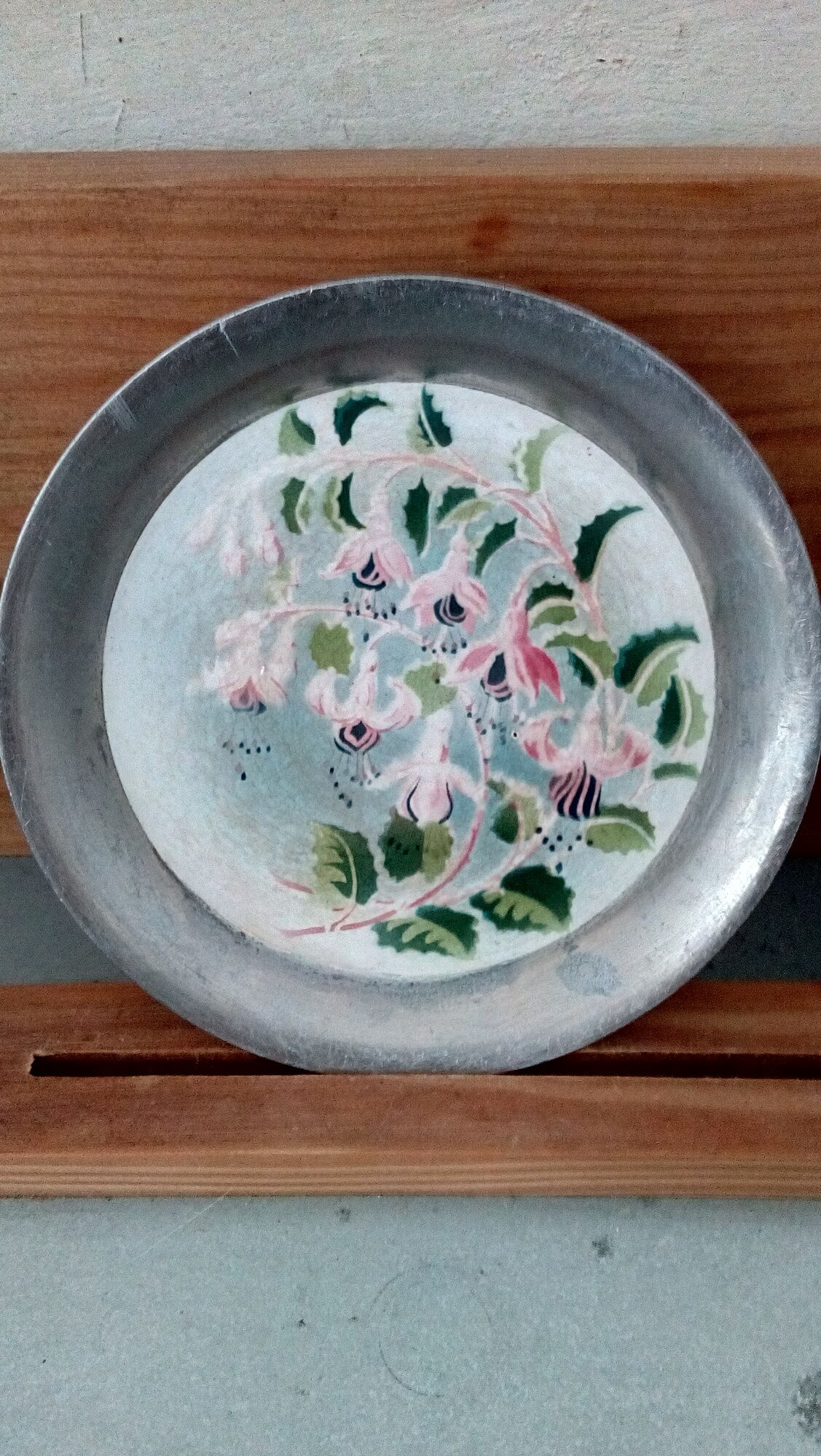 Duo of sub bouteilles or metal and ceramic coasters