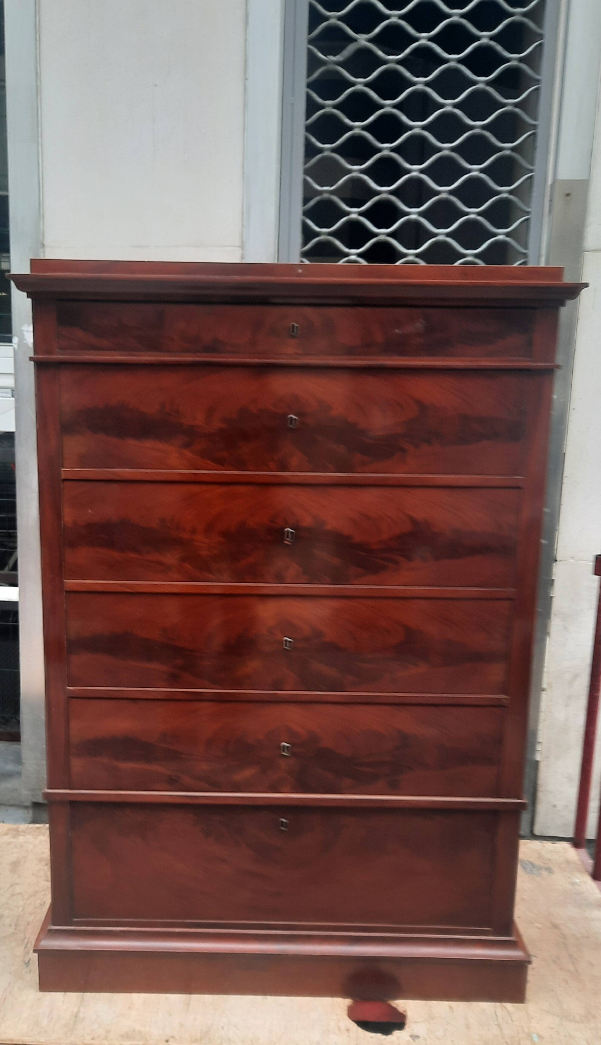 Flamed mahogany chest of drawers with 6 drawers