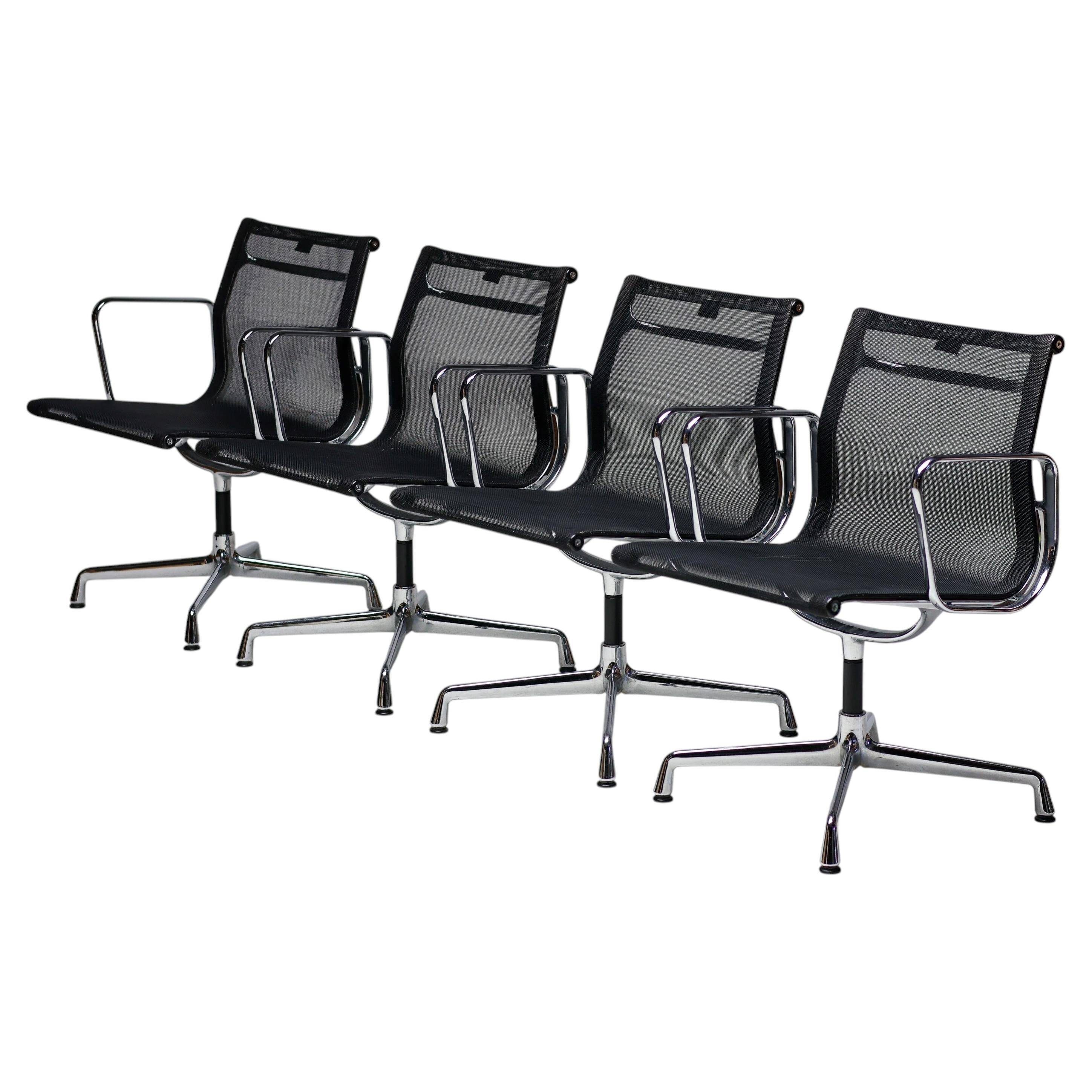 Ensemble de quatre chaises pivotantes EA108 Eames "Aluminium Group" par Vitra en noir