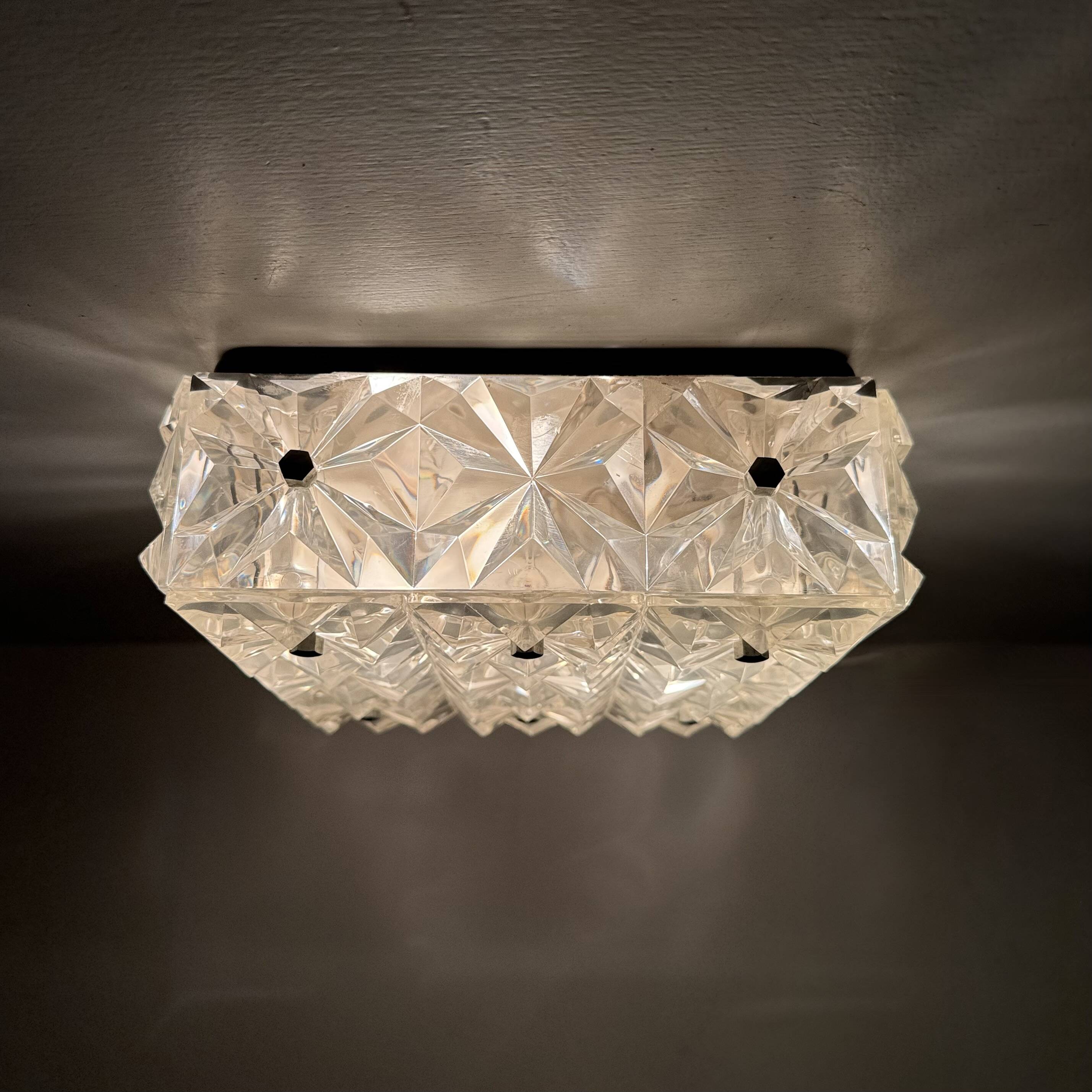 Lampe de plafond en lucite des années 1970, style milieu de siècle.