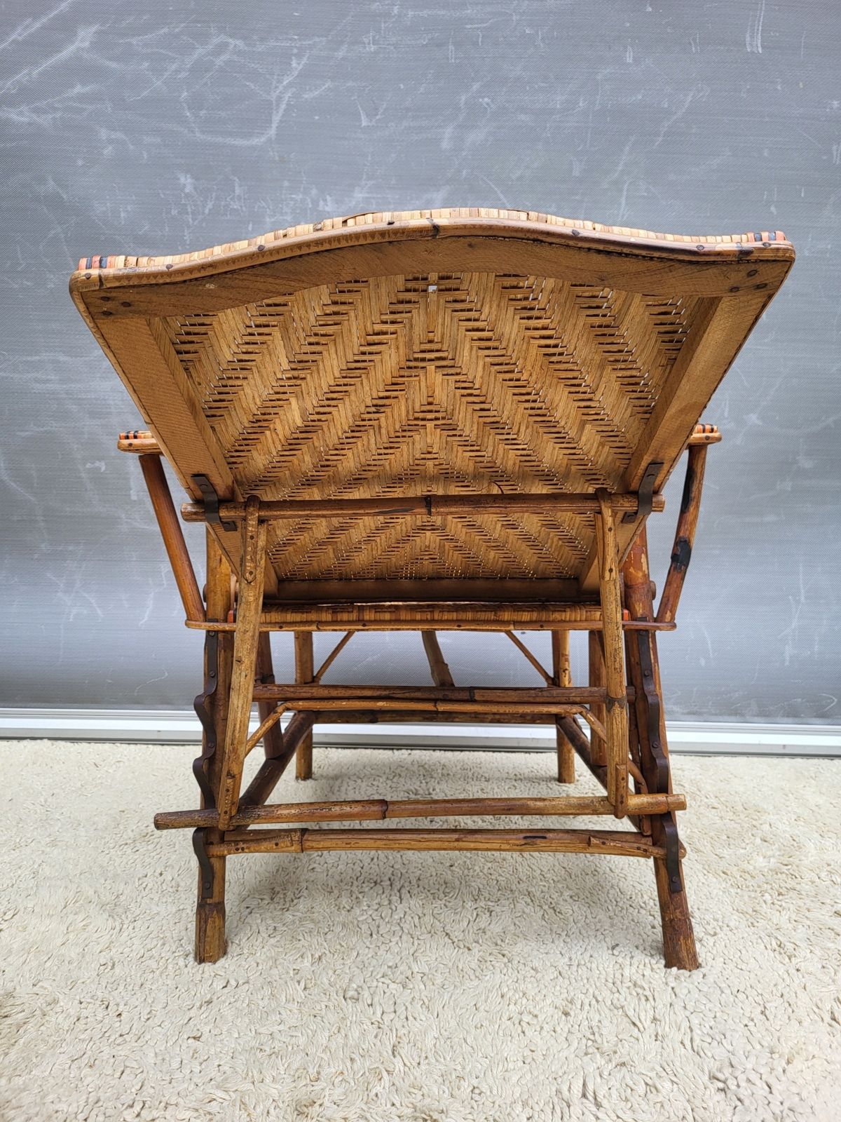 Riviera chaise longue • Art Deco • red and black rattan