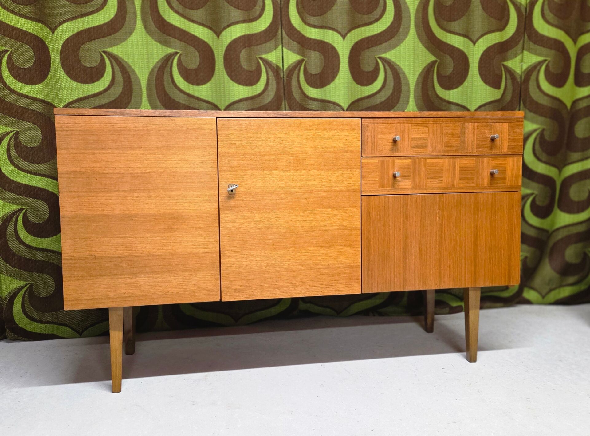 Vintage enfilade in teak veneer from the 60s/70s.