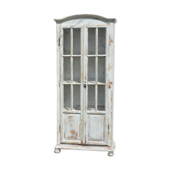 Armoire à portes grillagées, patine blanche