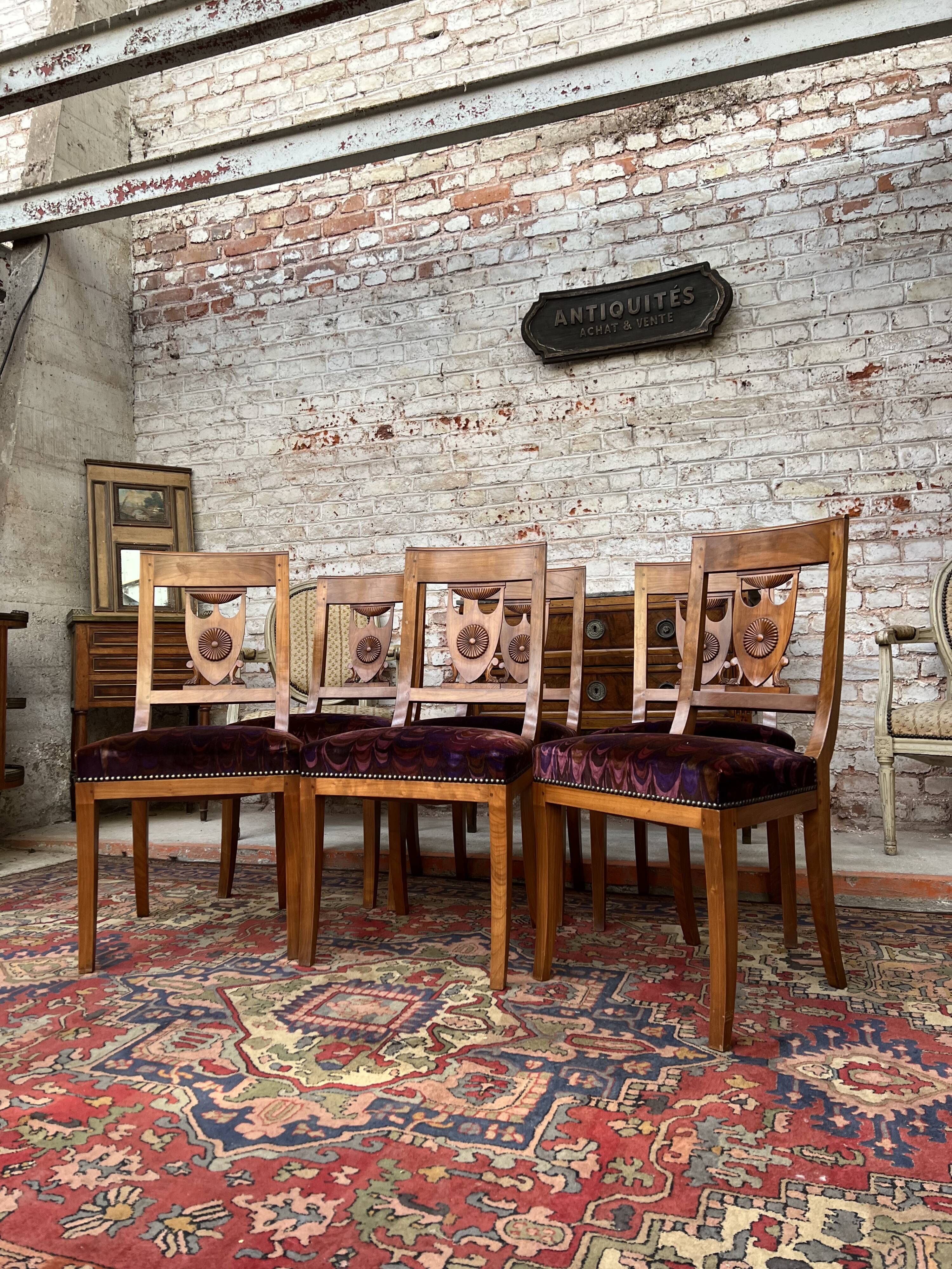 Suite de six chaises en bois naturel de style empire