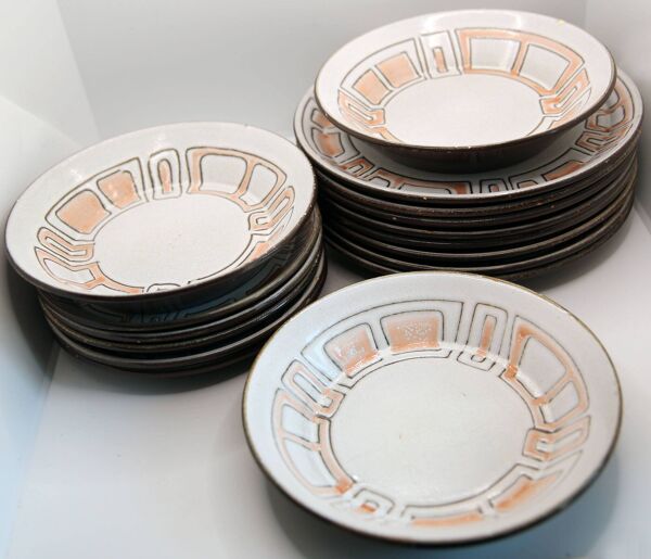 Lot de 8 assiettes, 5 à desserts et 3 creuses collection Maille de Niderviller
