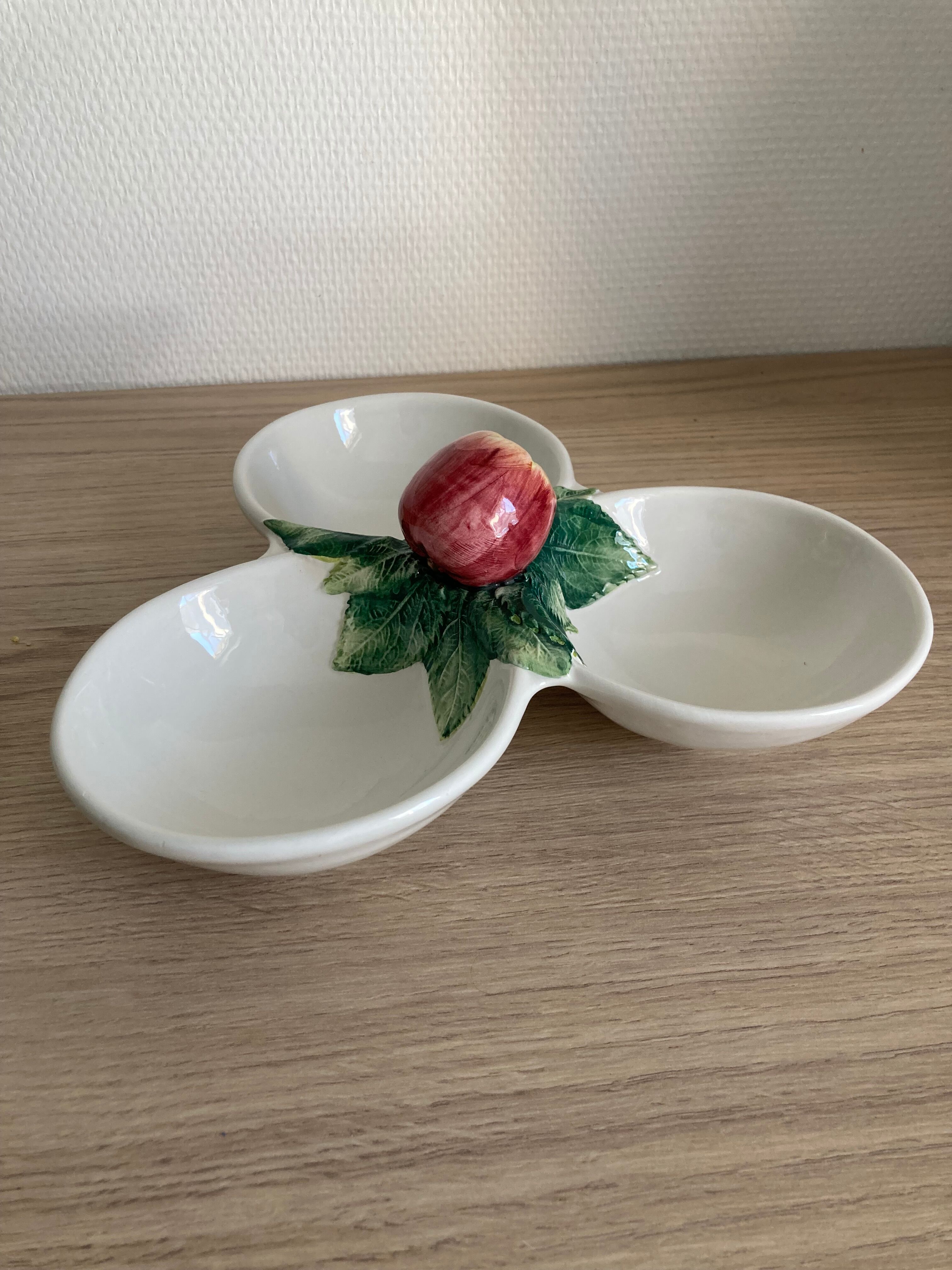 Tripod ceramic aperitif plate from Bassano (Italy) – Apple decor