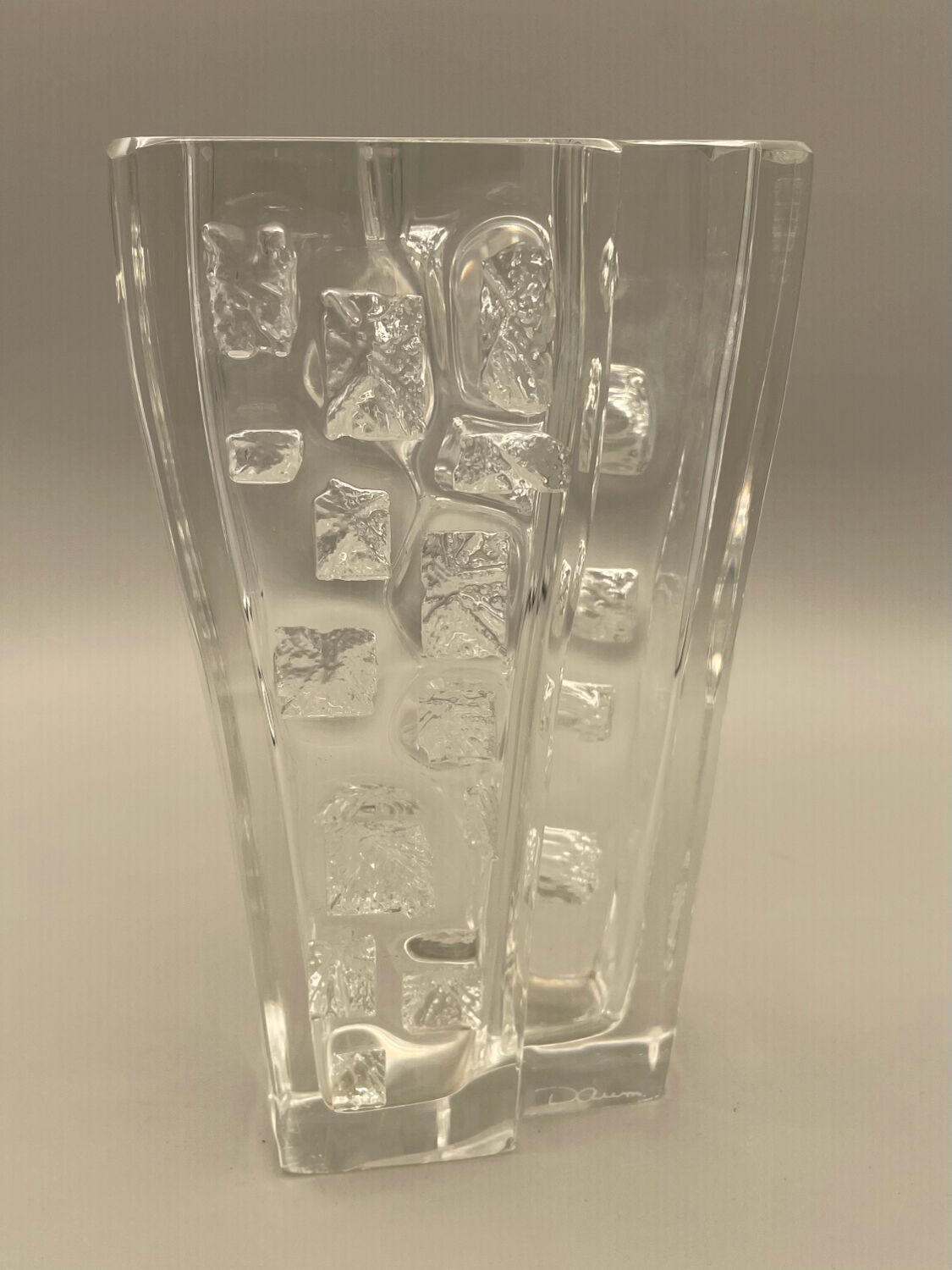 Vase en cristal épais Daum. Décor sculpté forme moderniste. 1960 - 70
