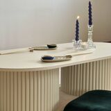 table basse oblongue sur 2 bases cannelées beige clair