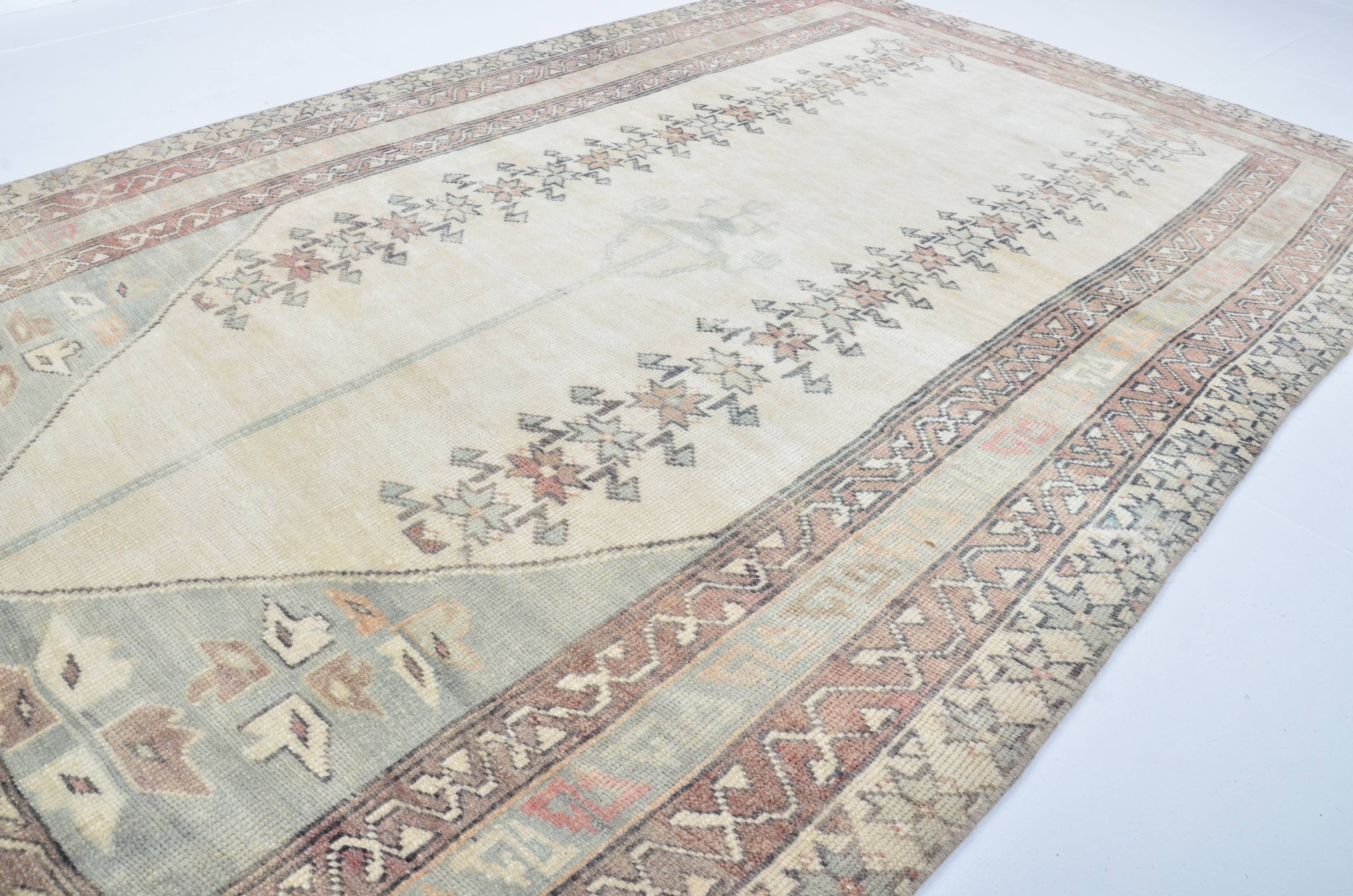 Tapis turc à motifs floraux beiges Oushak, référence 3085