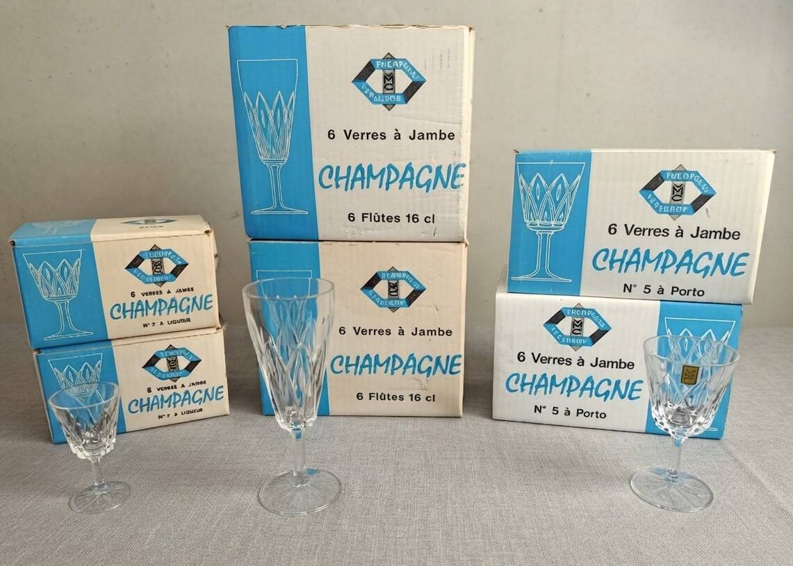 Service of 36 stemmed glasses complete, VMC Crystal, Reims, 1960s.