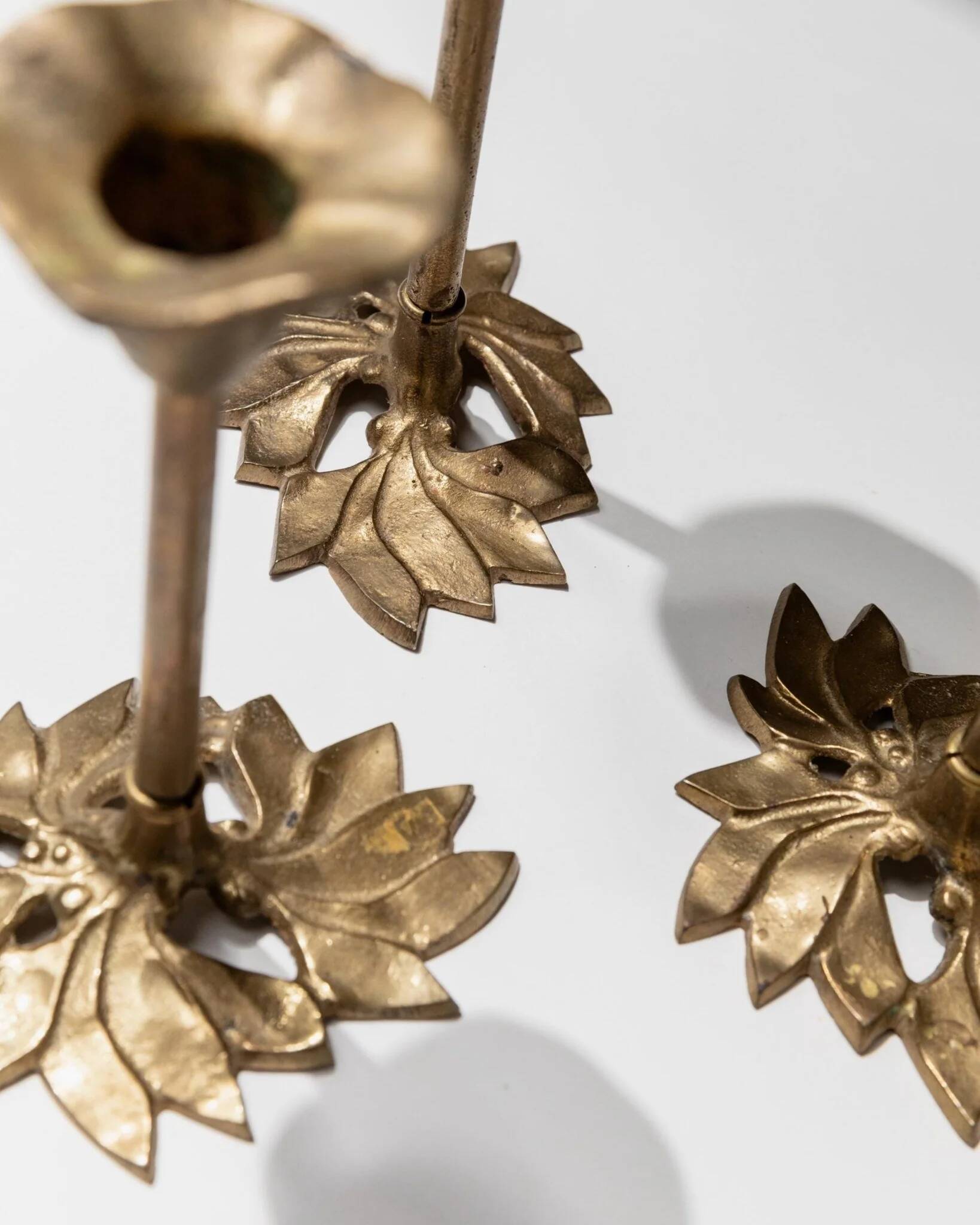 Set of 3 Doré Laiton Candle Holders – Art Nouveau Flower & Leaf Design, Italy, 1940s