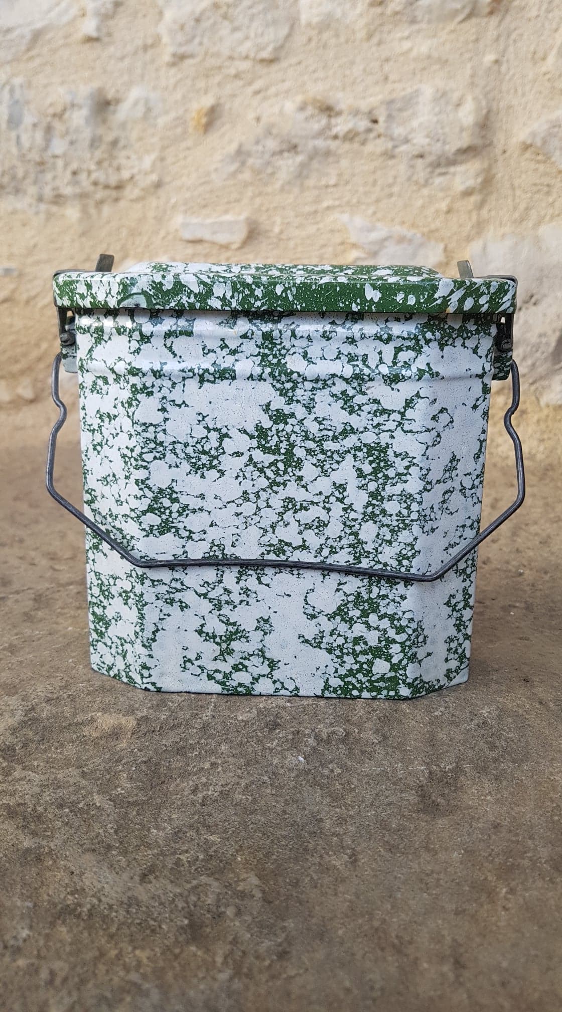 Enamelled sheet metal box