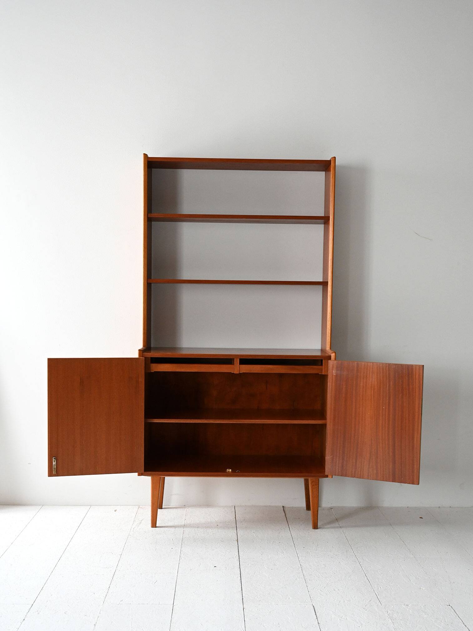 Bibliothèque scandinave vintage avec armoire et étagères