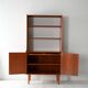 Bibliothèque scandinave vintage avec armoire et étagères