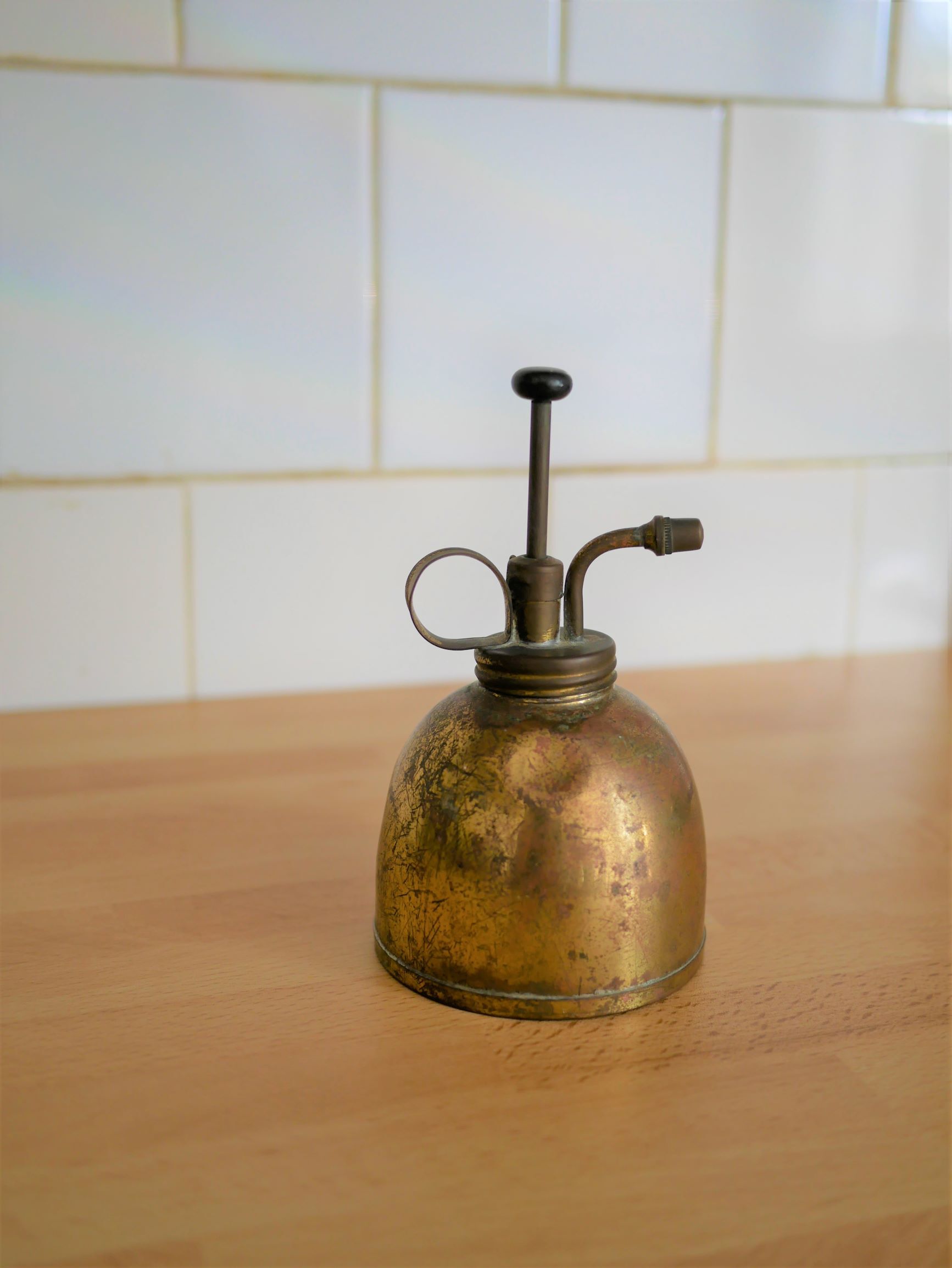 Brass oil can