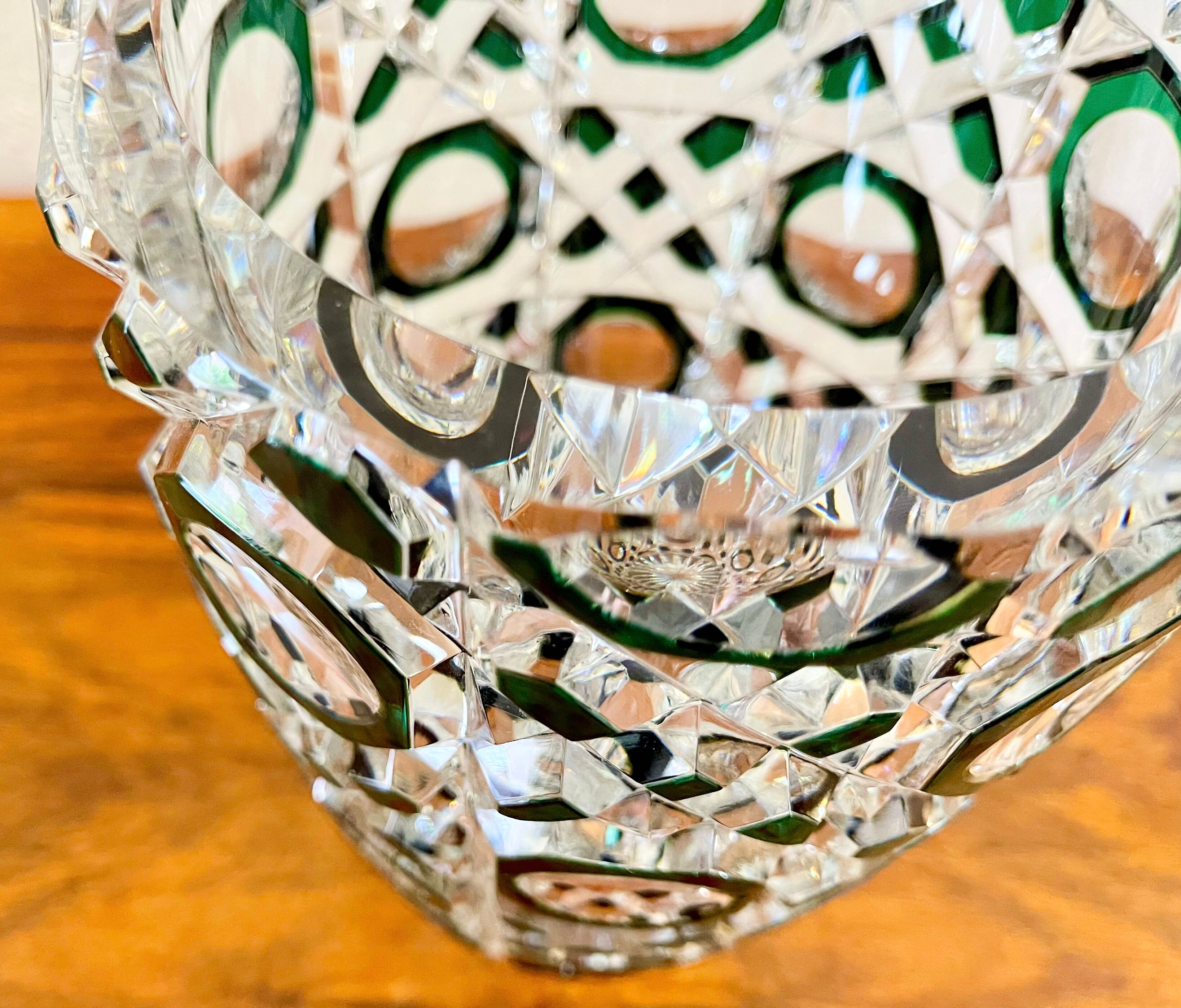 Vase en verre vert par Val St Lambert Belgique