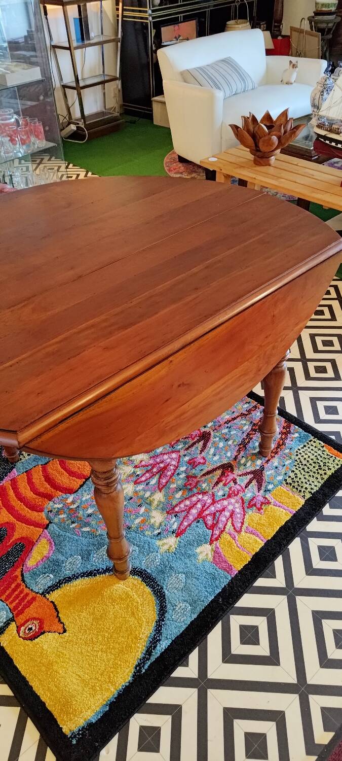 Drop-leaf table with extensions