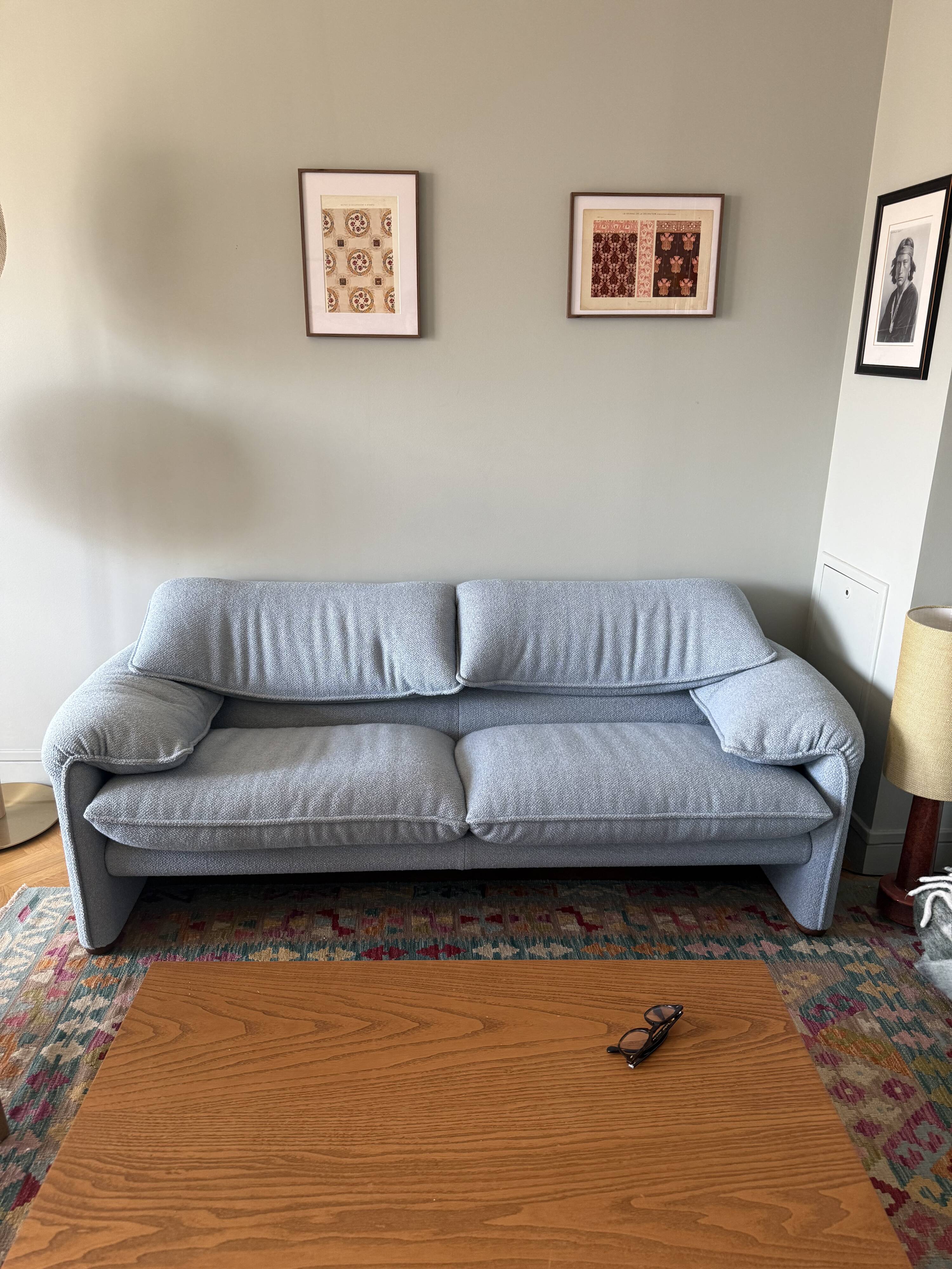 Sublime Maralunga sofa, perfect Cassina. Colour Cielo, boucle fabric.