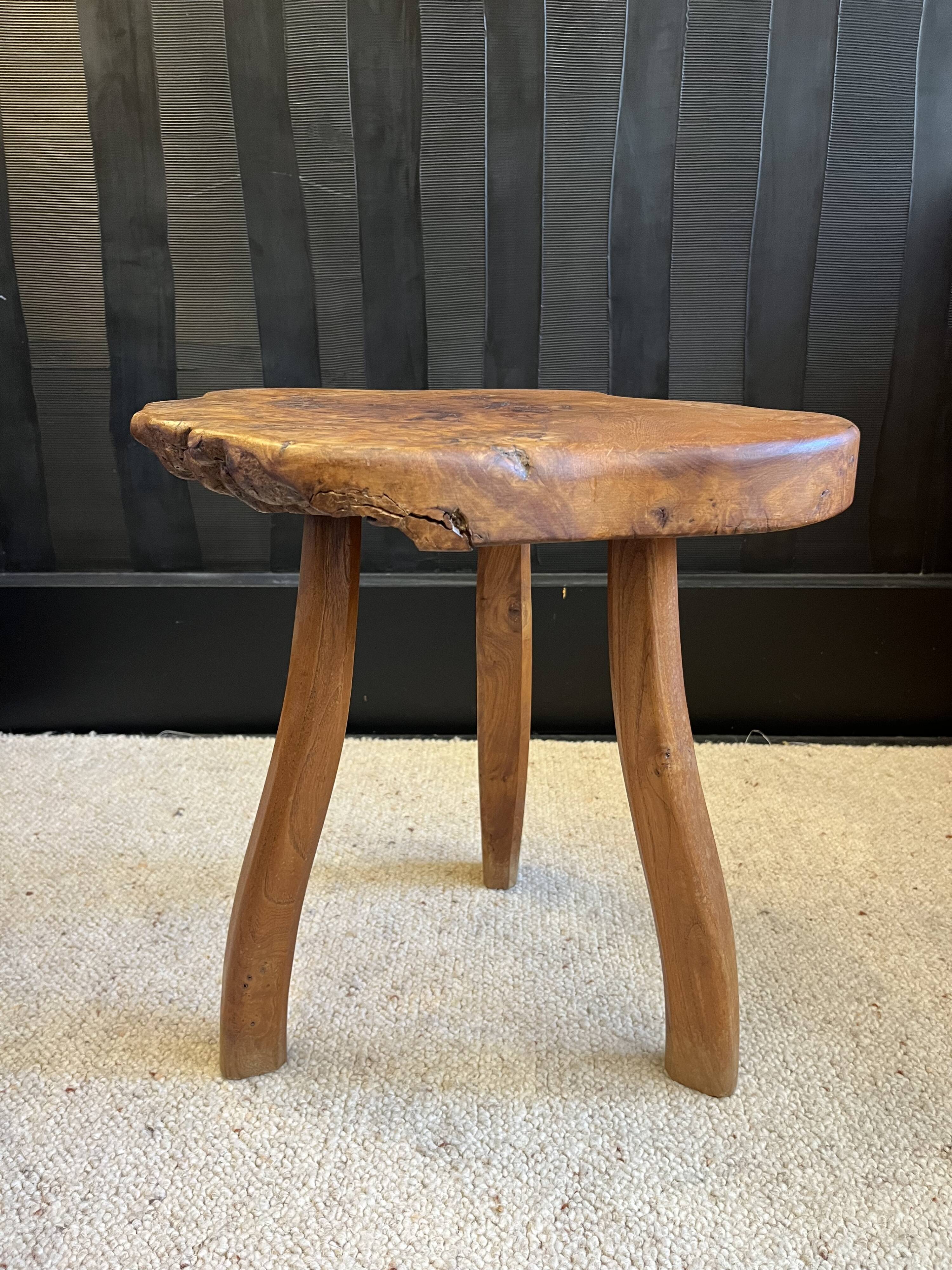 Tabouret tripode en bois massif