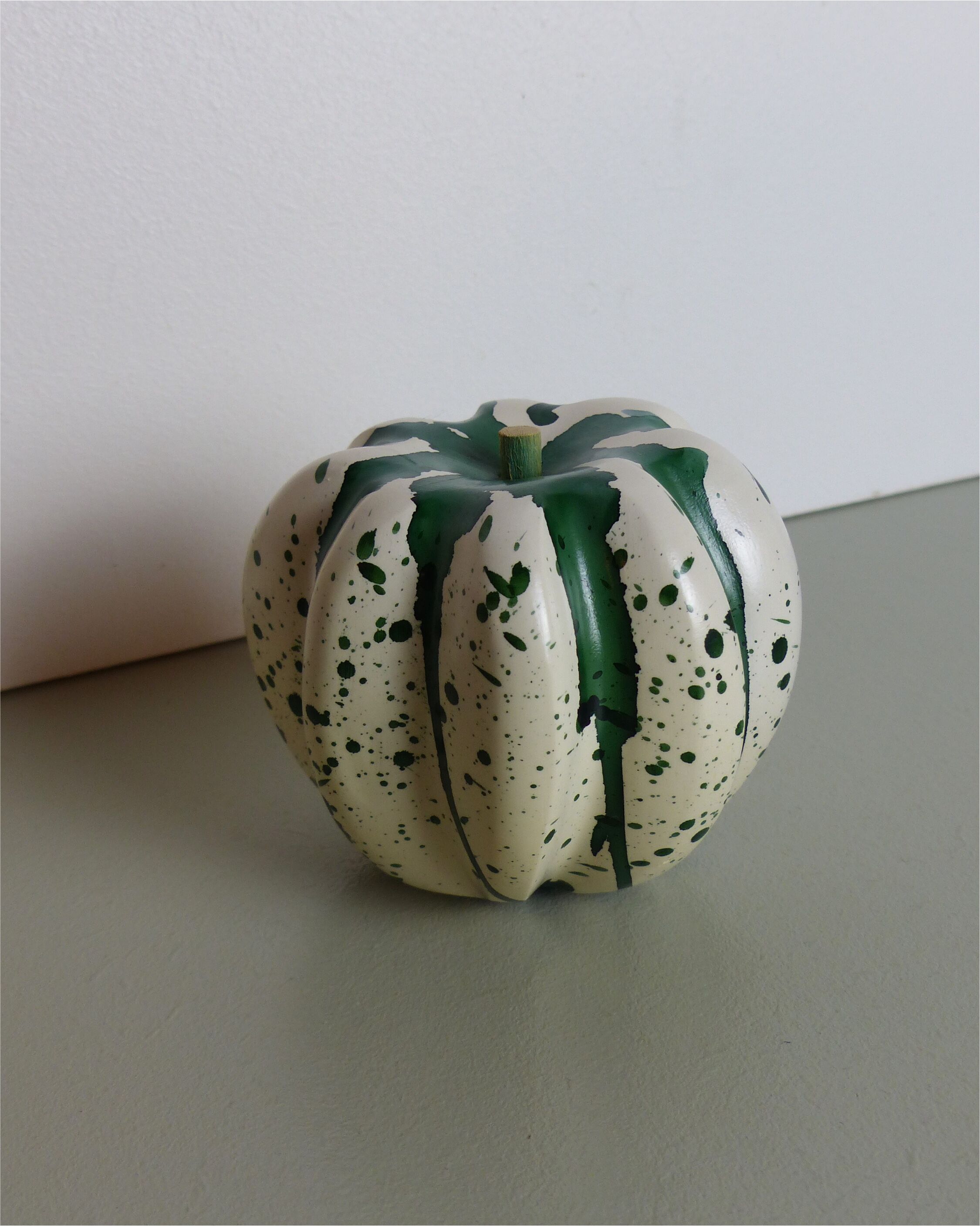 Decoration in green speckled wood in the shape of a coloquinte