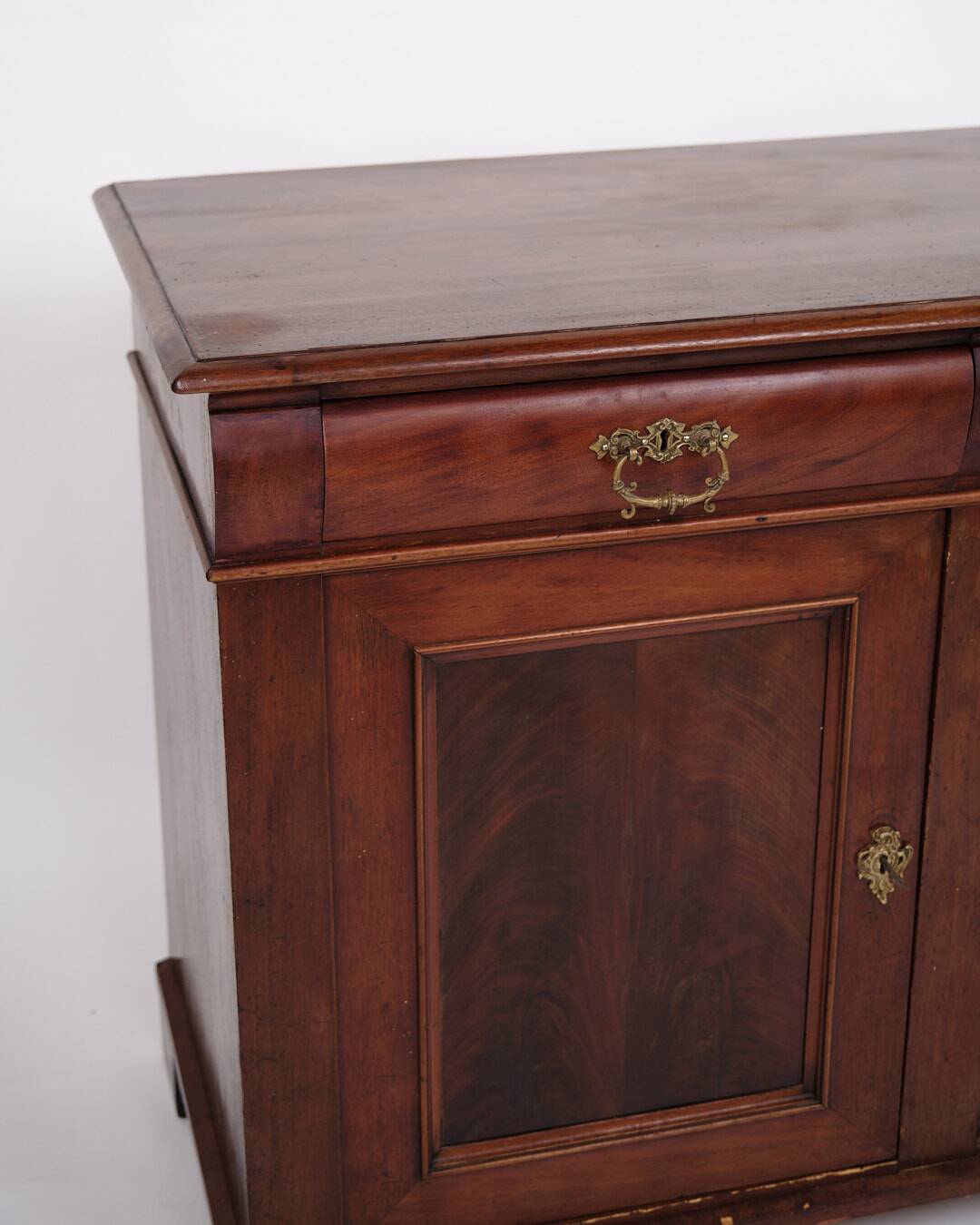 Low antique sideboard - hand polished mahogany - fixed shelves - 1880s