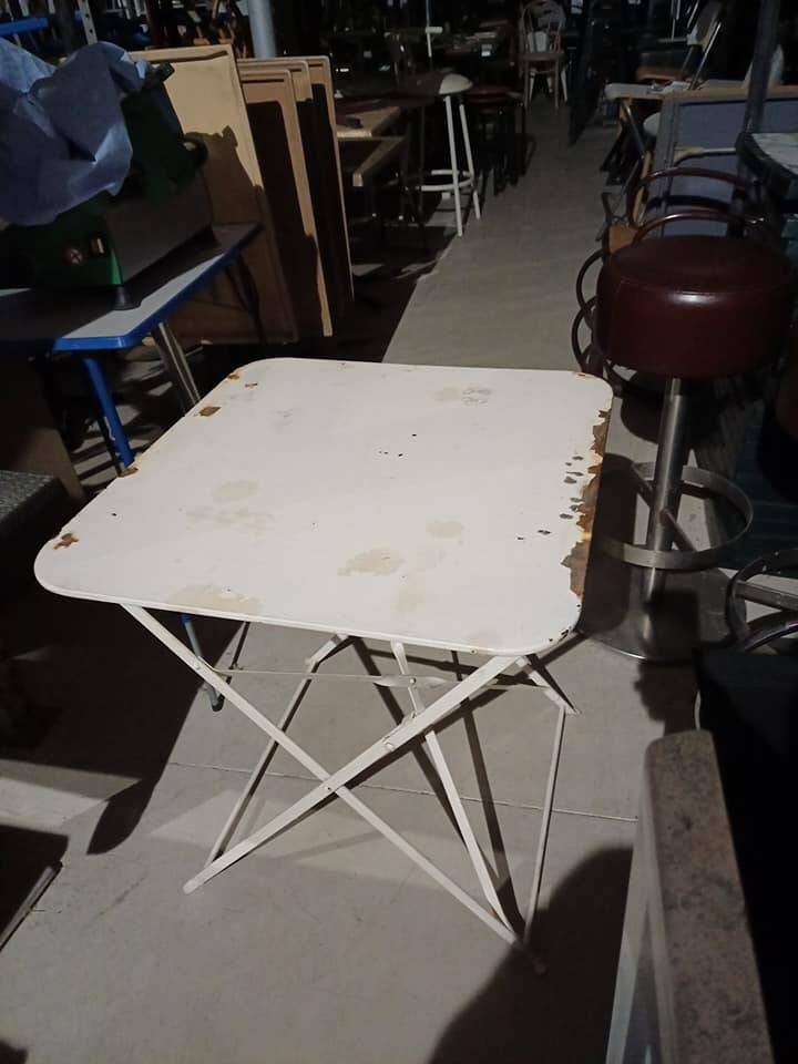 Table pliante en fer
