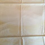 Nappe damassée jaune pâle et crème