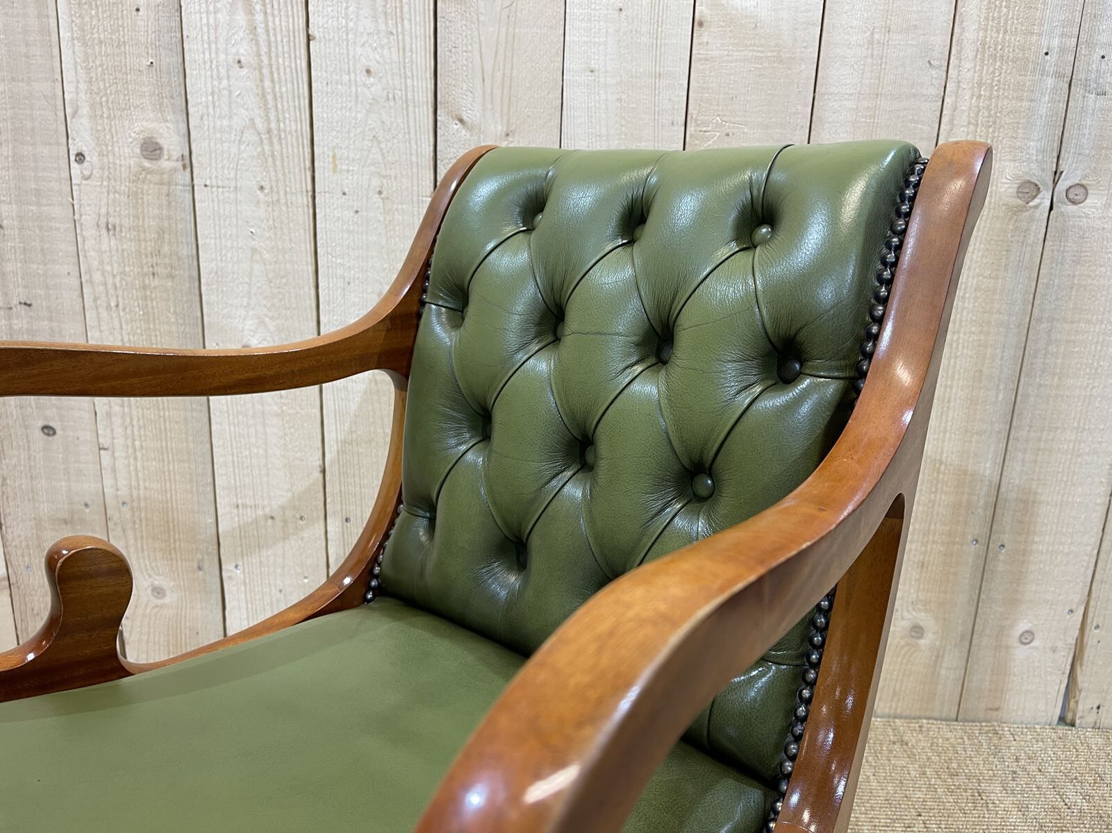 Fauteuil de bureau anglais Chesterfield en cuir vert