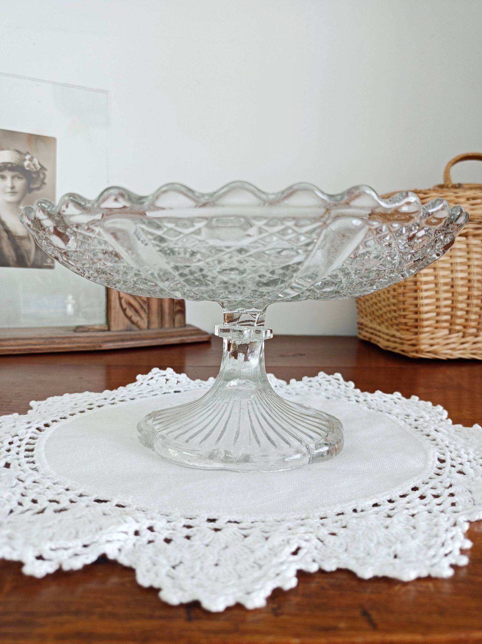 Glass fruit bowl on foot