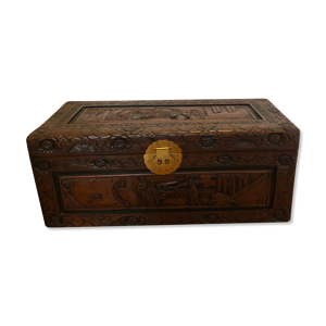 Coffre en bois sculpté