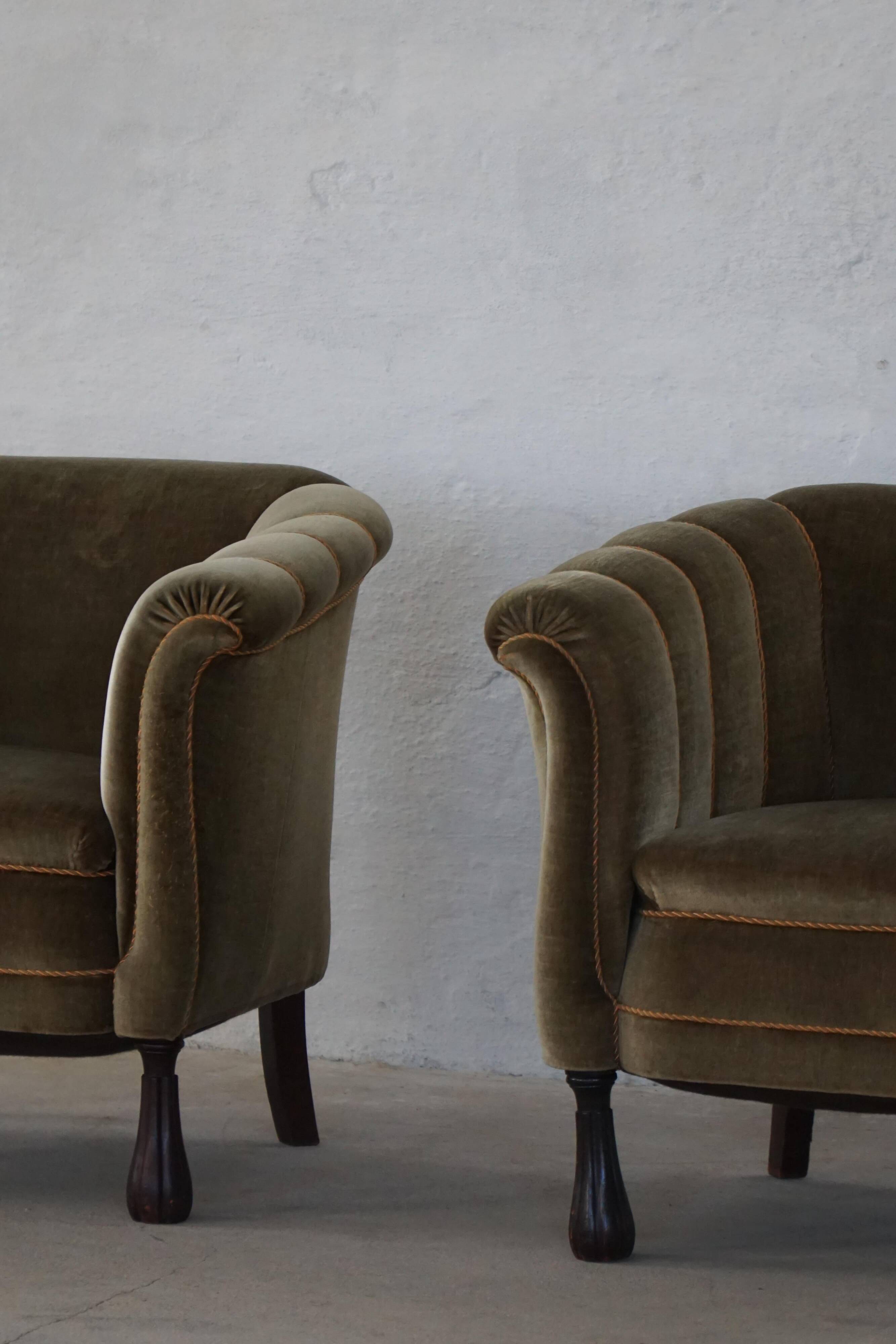 Mid-20th century, pair of Danish shell lounge chairs in green velvet, 1940s.
