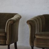 Mid-20th century, pair of Danish shell lounge chairs in green velvet, 1940s.