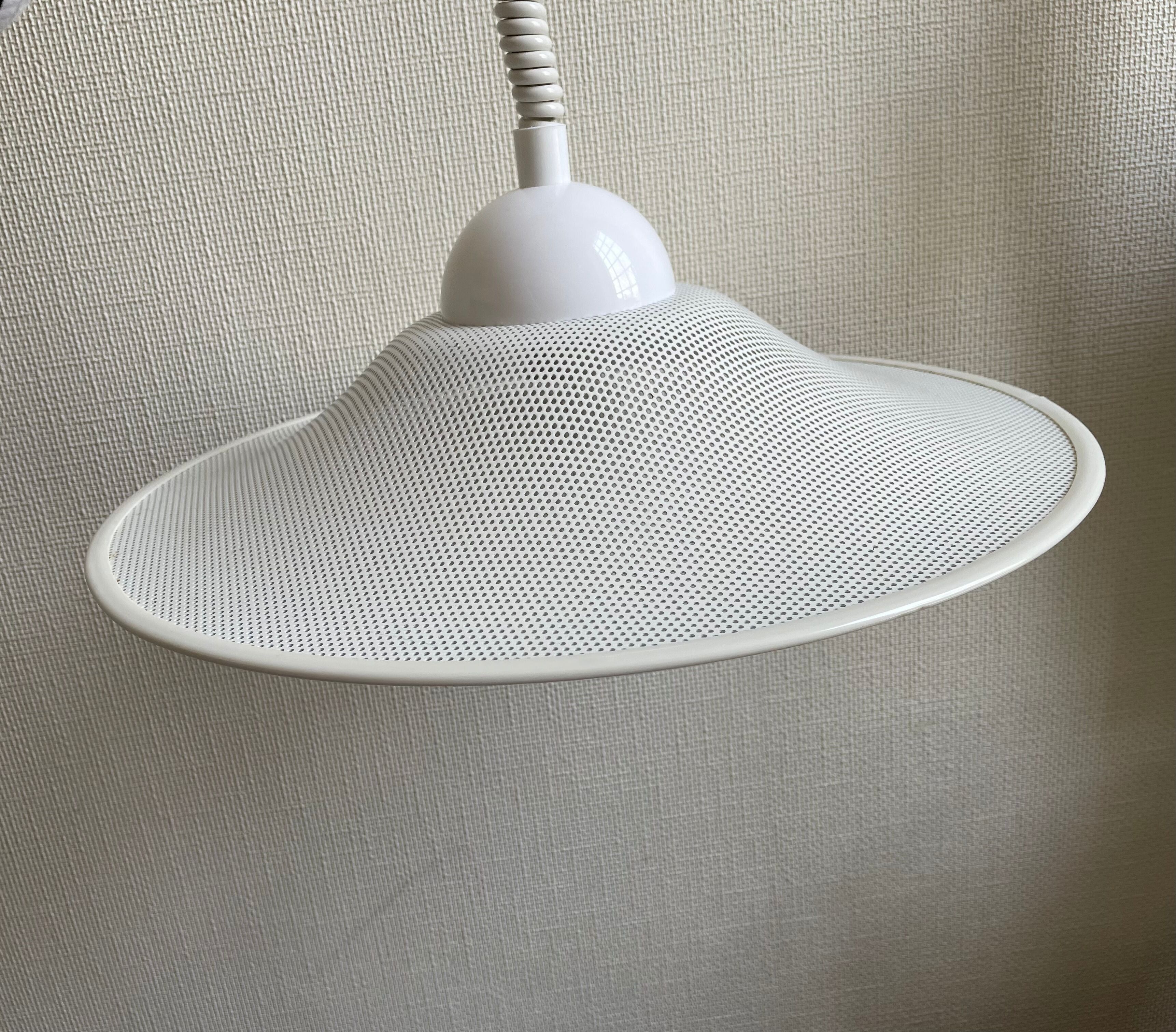 Suspension of the 80s in perforated white metal