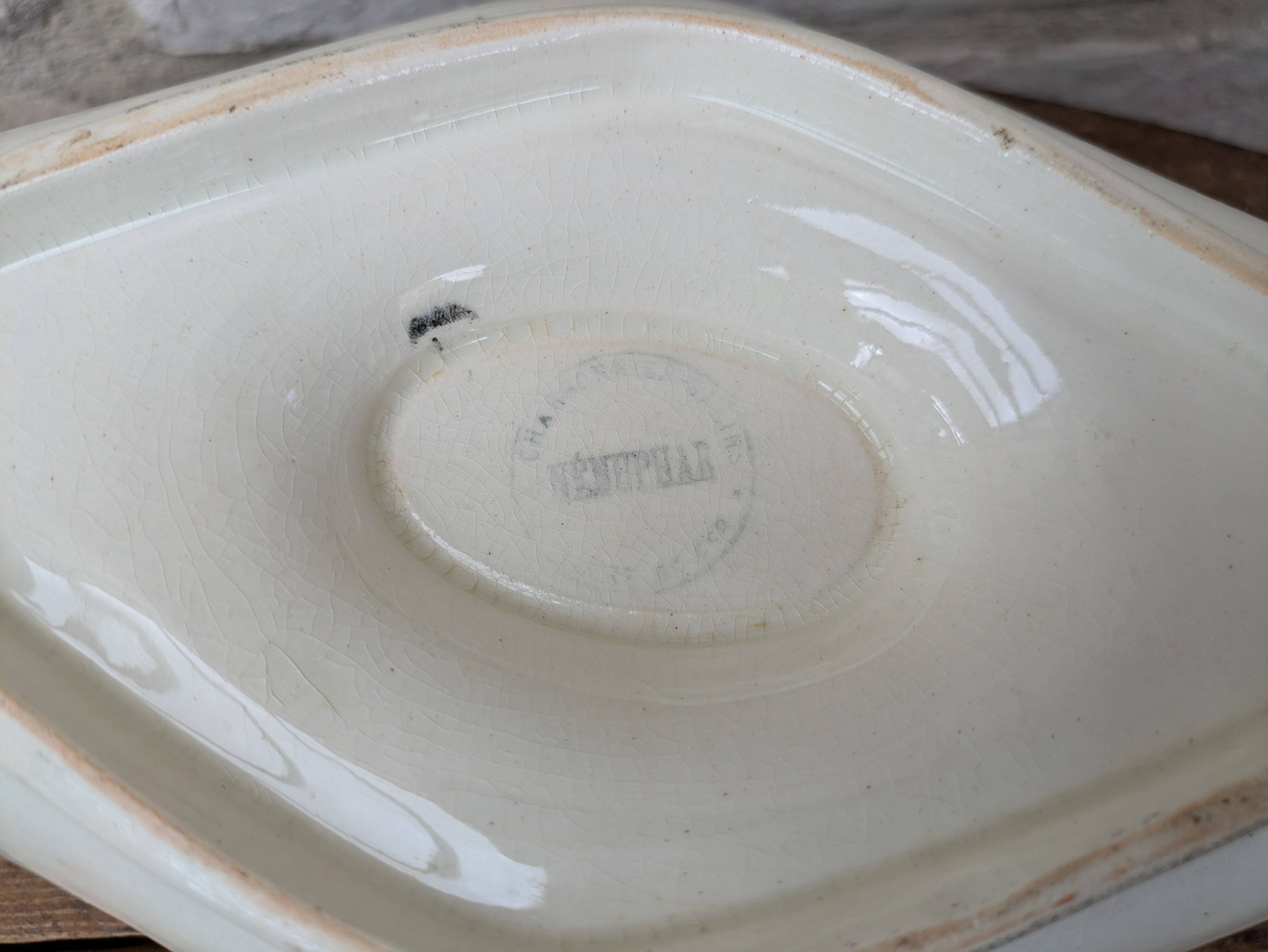 Ancienne saucière sur dormant fixe en Terre de Fer Salins modèle Nénuphar
