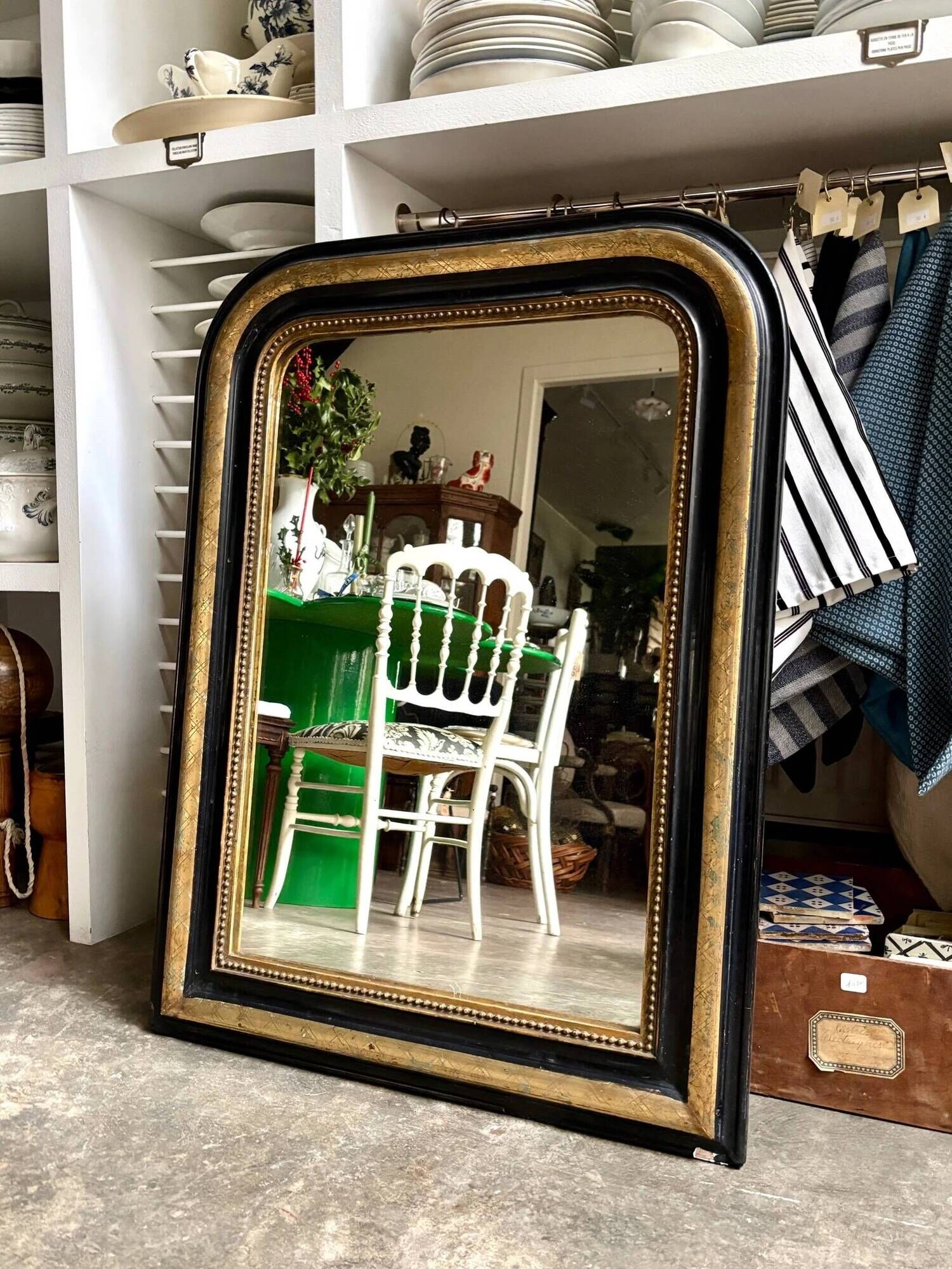 Miroir classique en bois et stuc noir et doré 85 x 63 cm