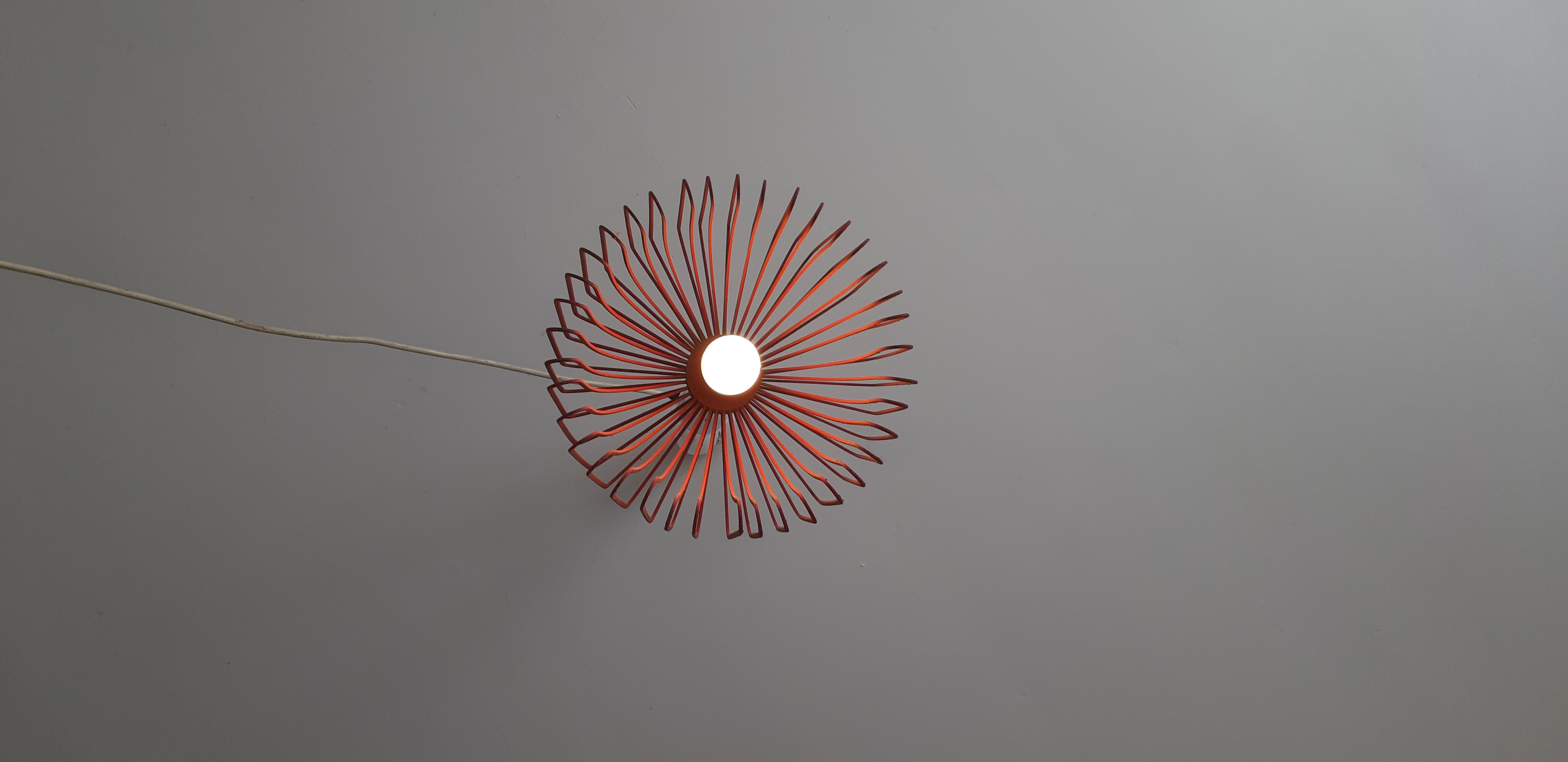 Suspension vintage metal red