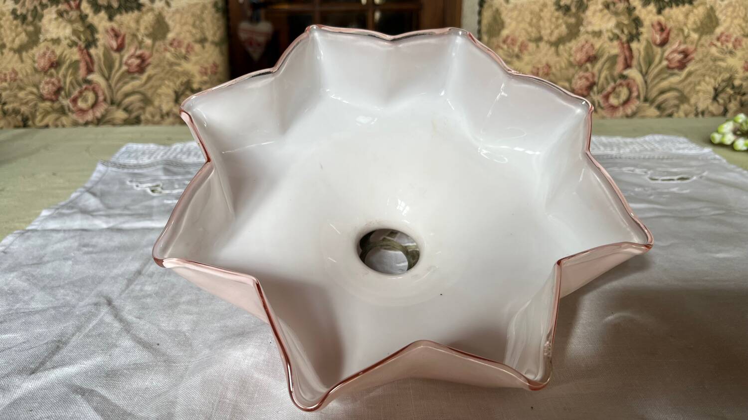 Suspension  opaline festonnée  vintage