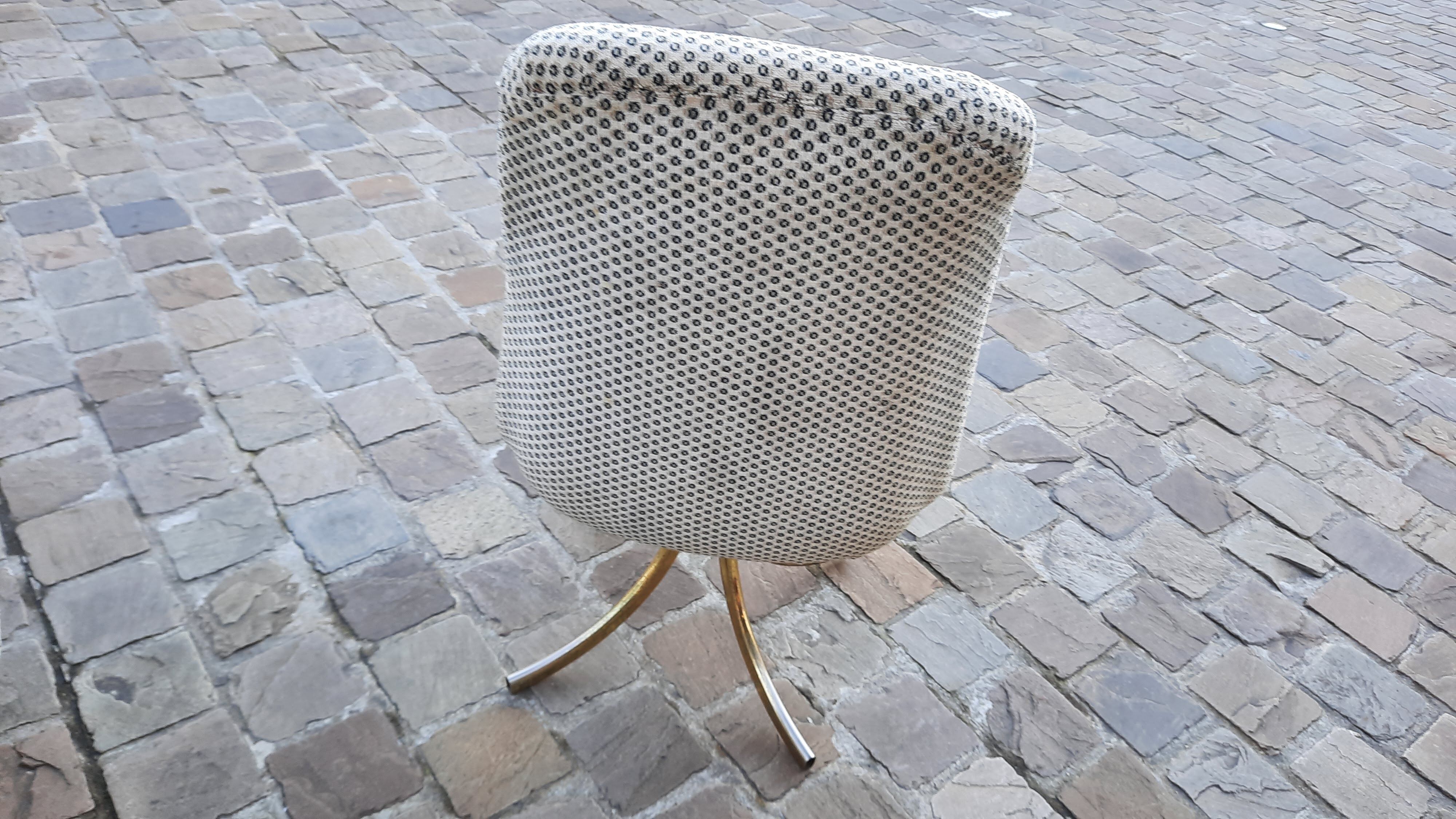 3 rotating vintage armchairs