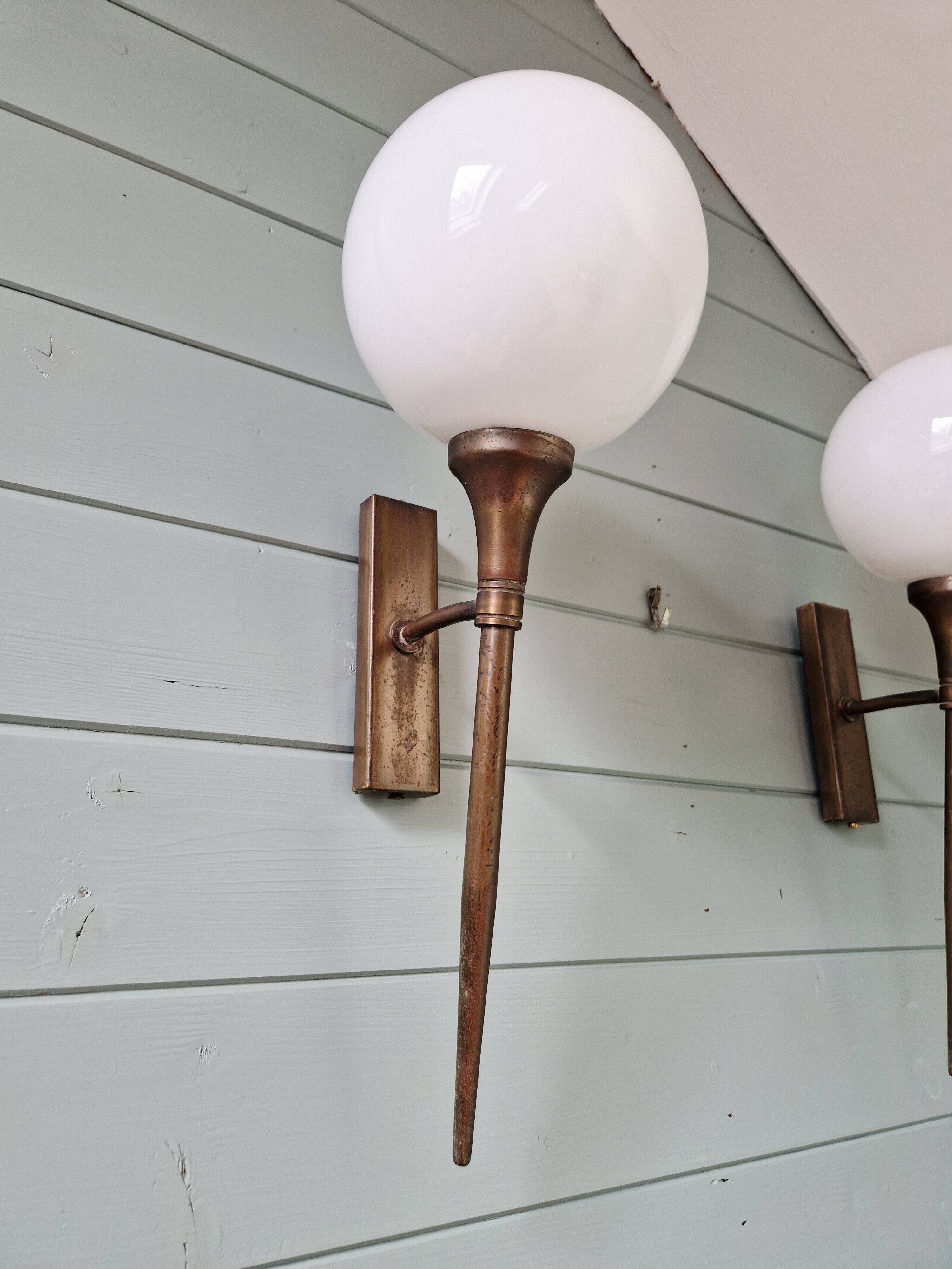Pair of Art Deco wall sconces in brass and white opaline, 1930.