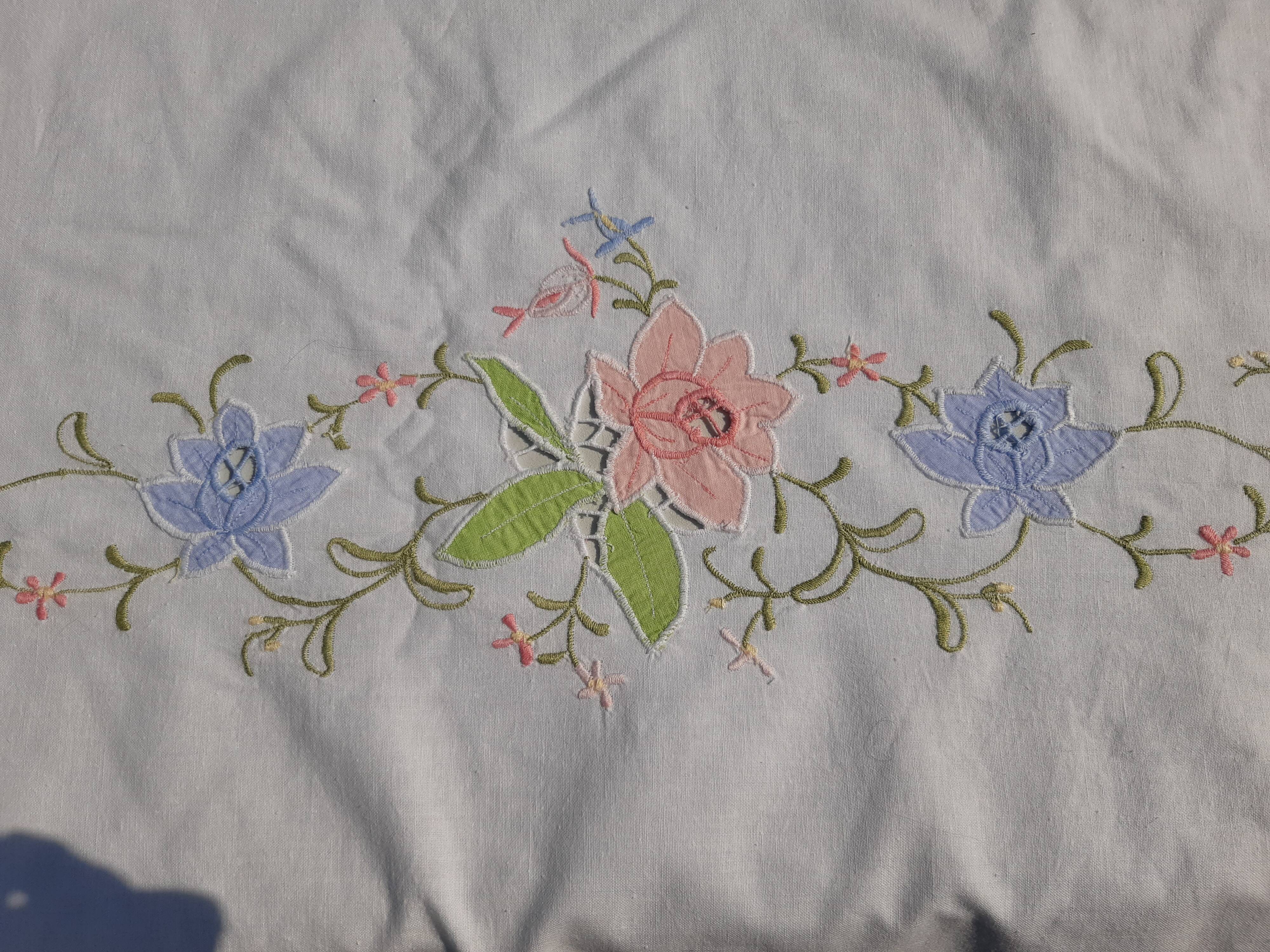 White oval tablecloth large format floral 255X170