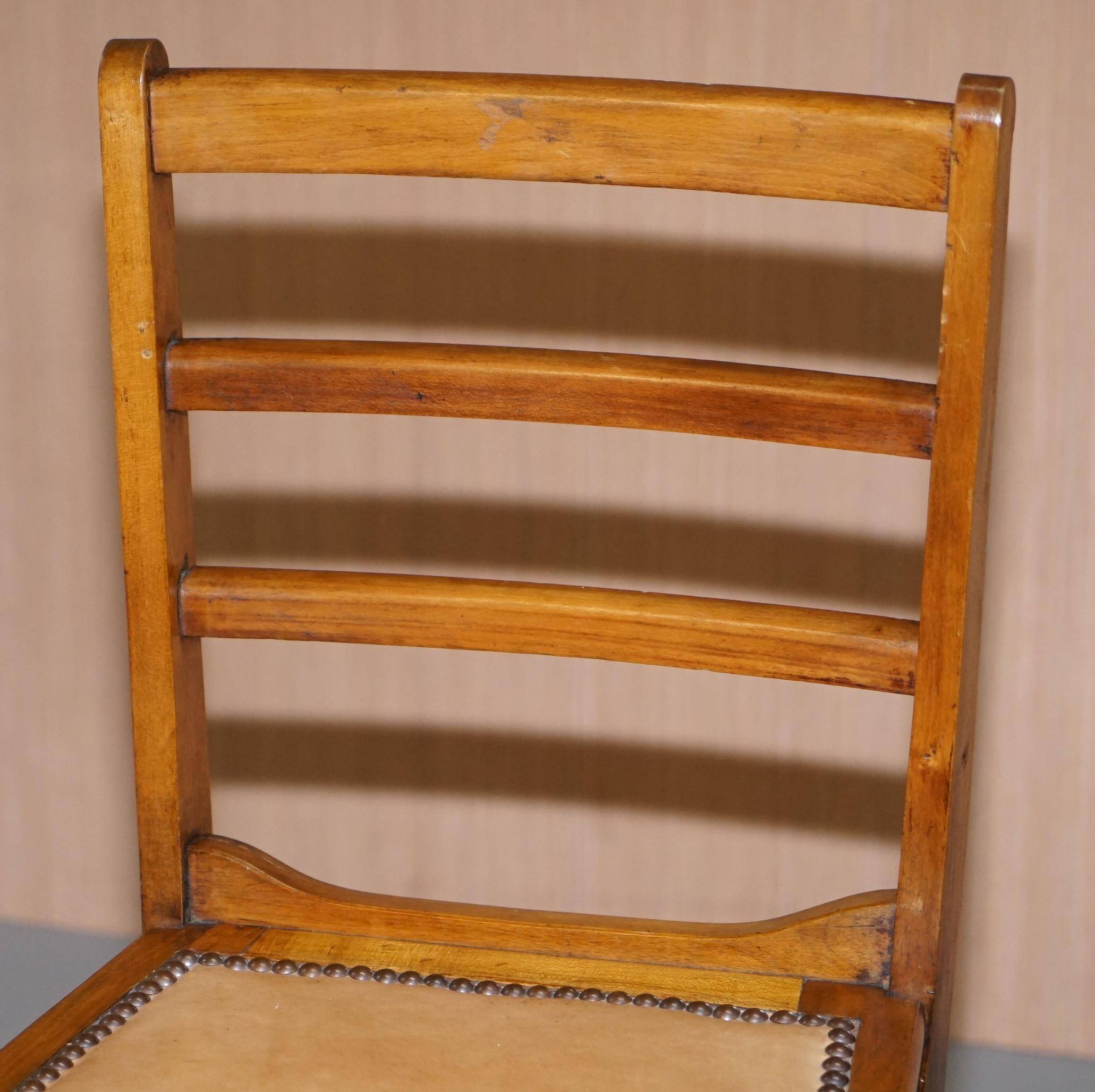 Chaise pliante militaire rare circa 1890 en fruitwood massif avec ferrure en laiton