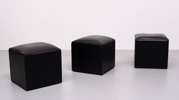 Ensemble de 3 poufs cubes en similicuir noir, années 1960, Hollande